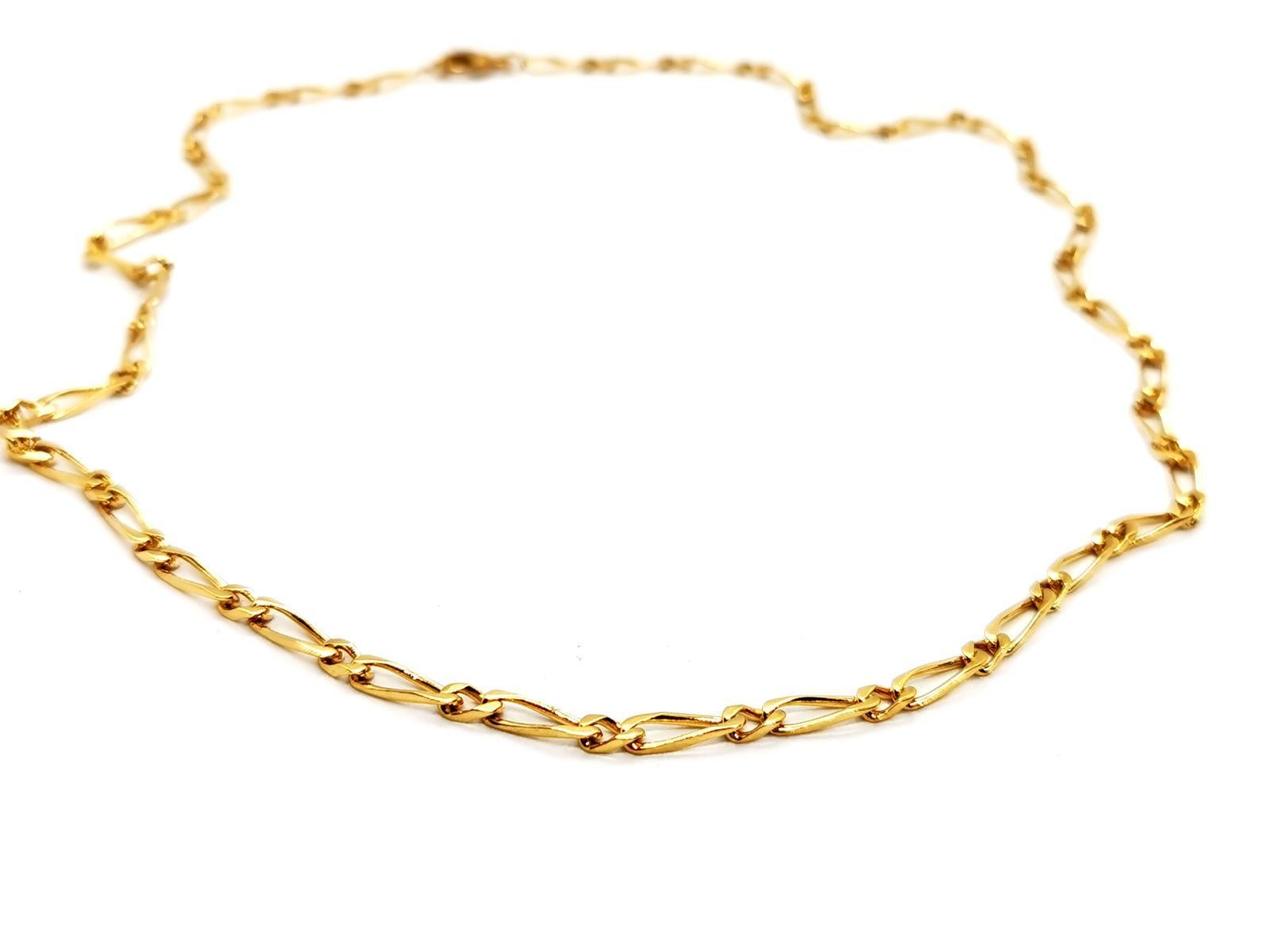 Gold necklace yellow 750 mils (18 carats). horse alternately mesh. consisting of an alternating succession of large and small links. chain length: 50 cm. width: 0.3 cm. total weight: 15.41 g. lobster clasp. eagle head punch. excellent condition.
