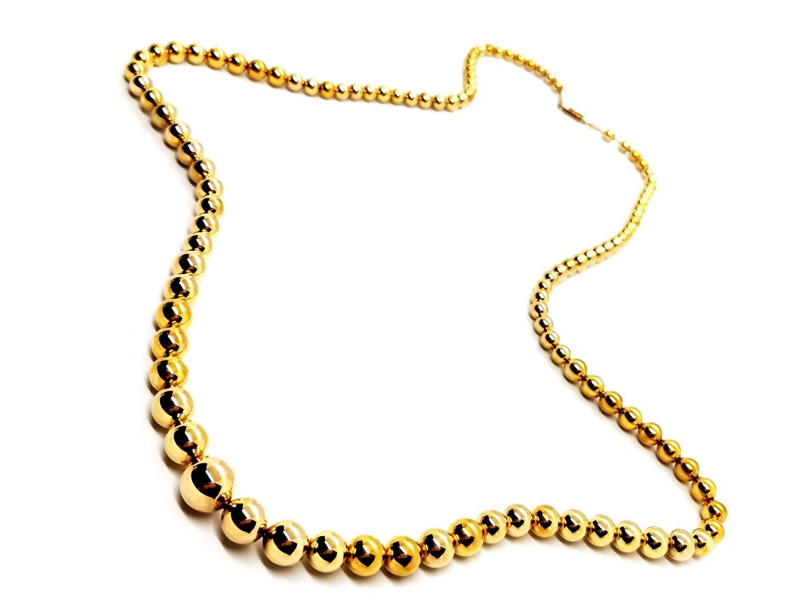 Long necklace balls. in 750 thousandths yellow gold (18 carats). falling. length: 82 cm. max width: 1.21 cm. min width: 0.53 cm. clasp with safety eight. total weight: 46.46 g. eagle's head hallmark. excellent condition
