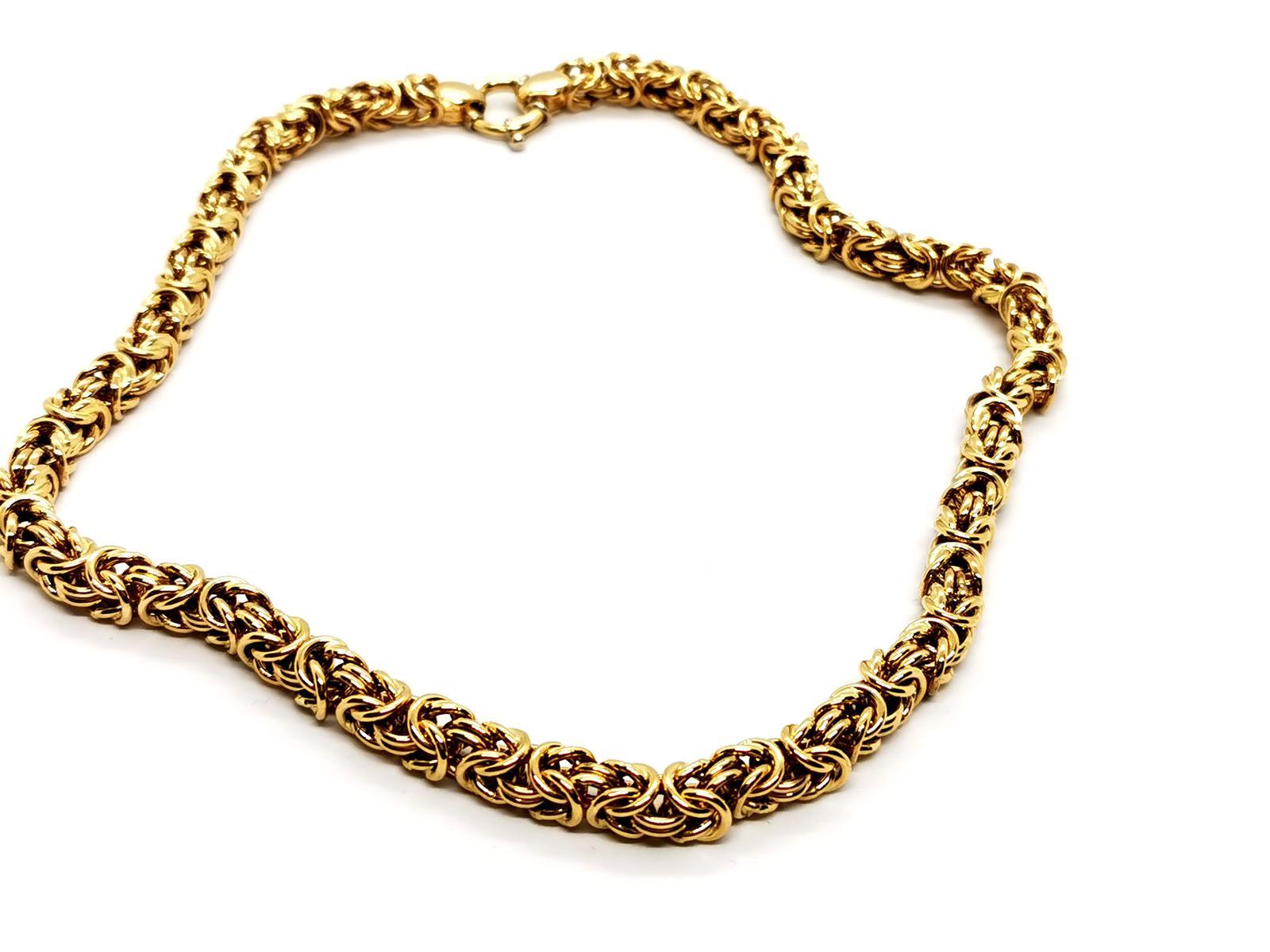 Collier en or jaune 750 millièmes (18 carats). maille grossière. longueur : 51 cm. largeur : 0,79 cm. fermoir Boué. poids total : 57,08 g. poinçon tête d'aigle. excellent état.
