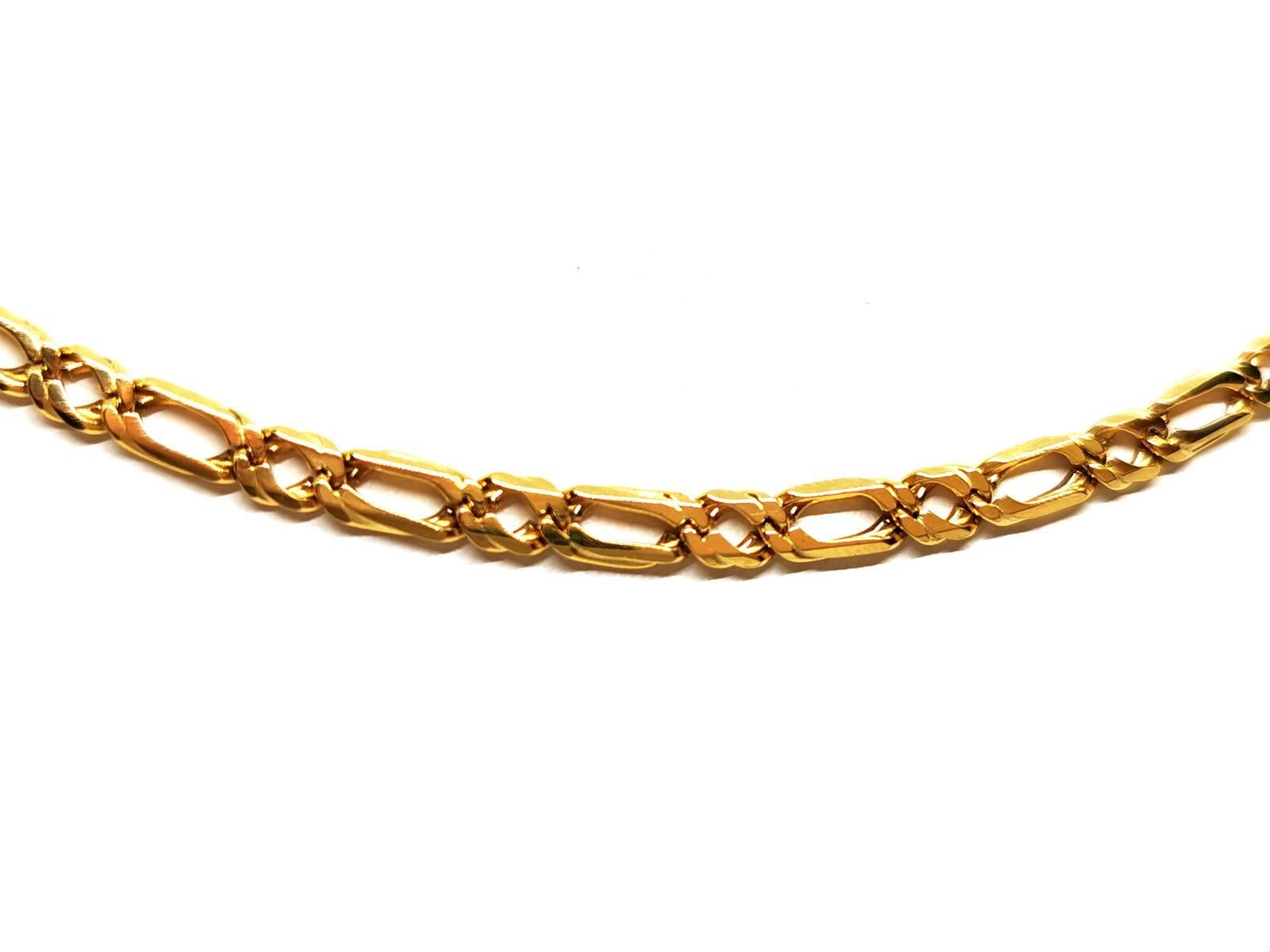Necklace chain in yellow gold 750 thousandths (18 carats). double alternating mesh. length: 56 cm. width: 0.35 cm. carabiner clasp. total weight: 17.51 g. eagle head hallmark. excellent condition.
