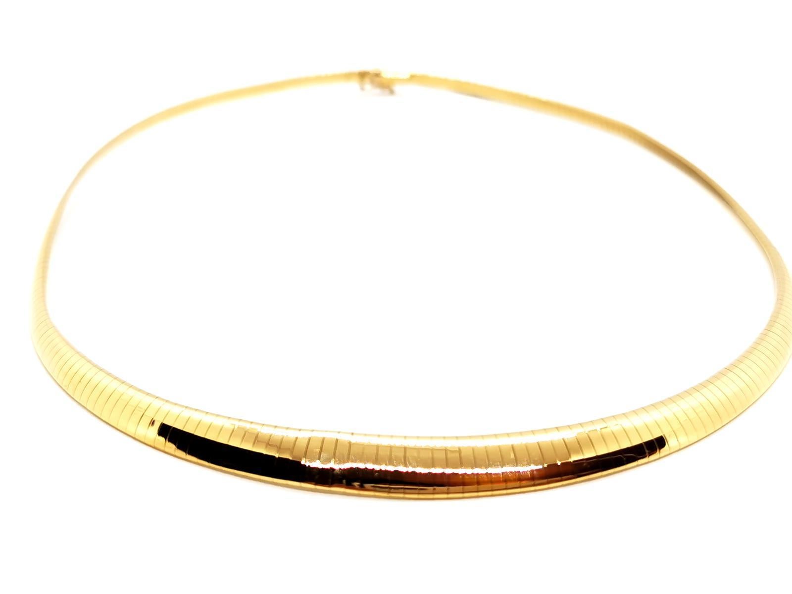
Necklace in yellow gold 750 thousandths (18 carats). falling omega mesh. width at the front: 0.87 cm. width at the back: 0.39 cm. length: 46.5 cm. total weight: 34.08 g. eagle's head hallmark. excellent condition
