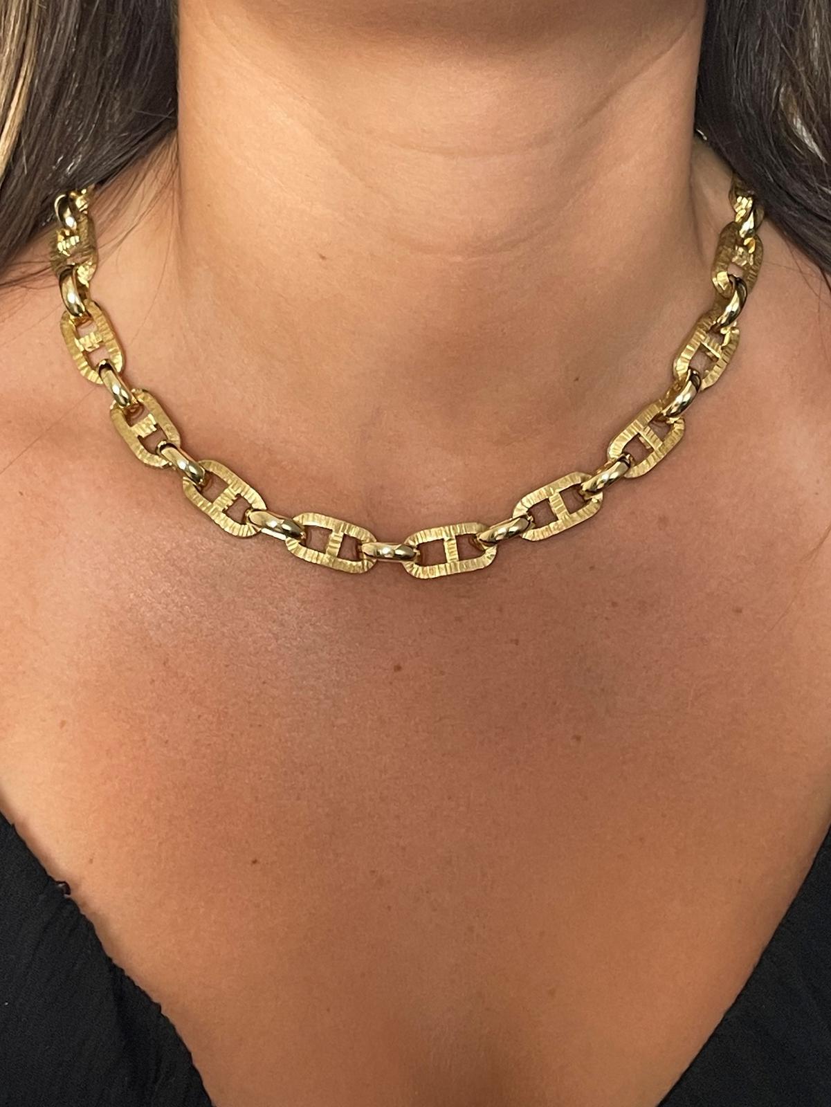 Necklace in yellow gold 750 thousandths (18 carats). matte and glossy alternating marine mesh. length: 47 cm. width: 1.02 cm. total weight: 45.43g. buoy clasp. eagle head hallmark. excellent condition.
