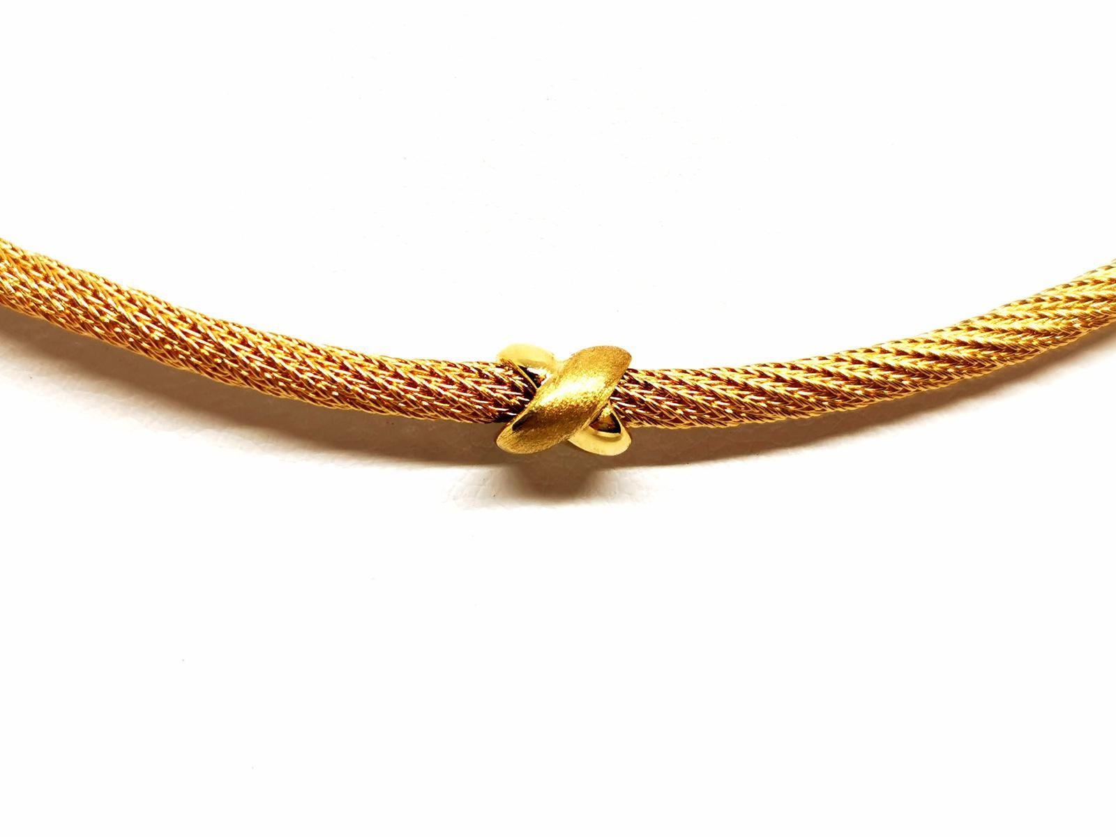 Necklace in yellow gold 750 thousandths (18 carats). cable mesh with fixed beads in the shape of a matte and shiny knot and buoy clasp. length: 45.5 cm. width: 0.33 cm. total weight: 20.21 g. eagle head hallmark. excellent condition.

