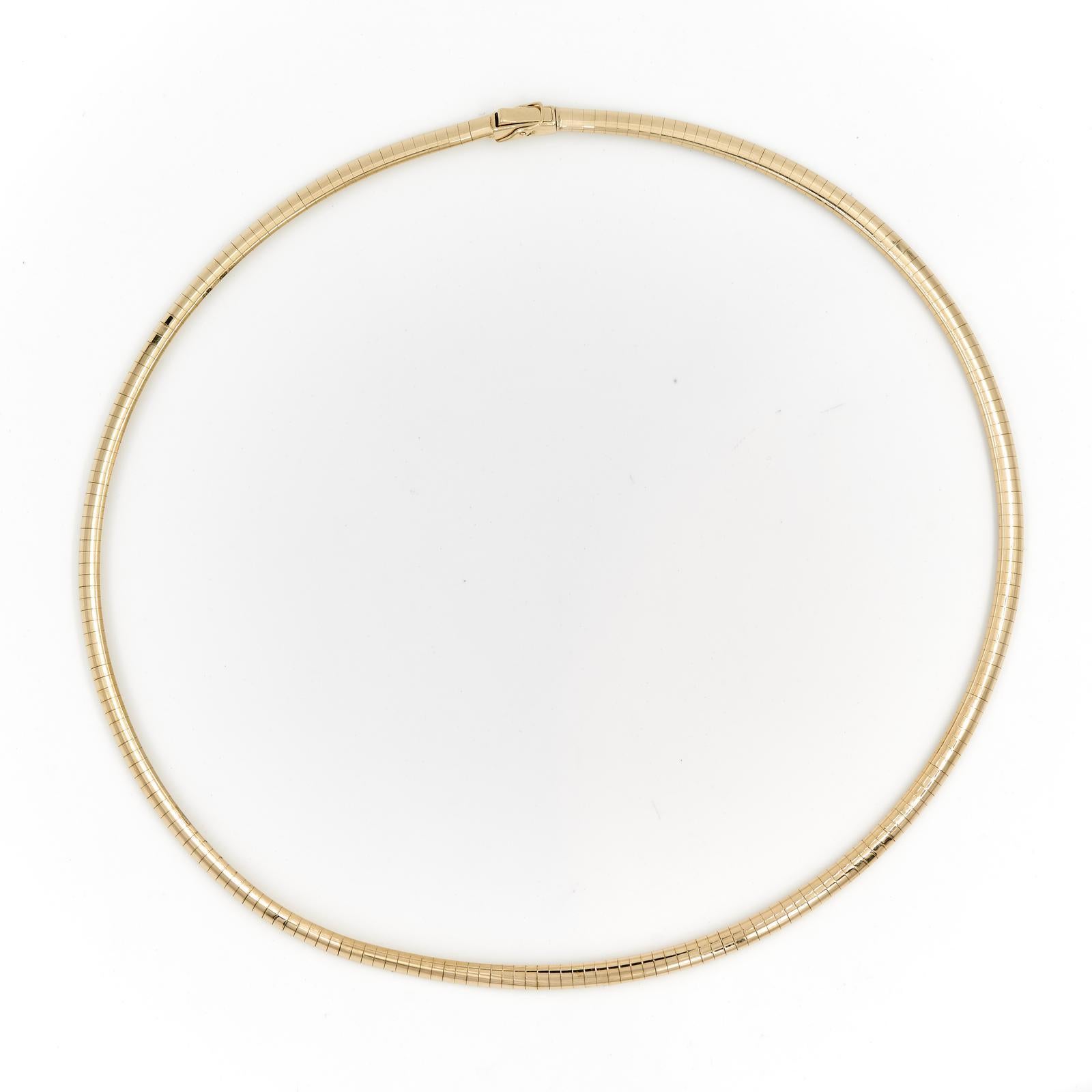 Halskette aus Gelbgold 750 Tausendstel (18 Karat). Omega-Masche. Länge: 45 cm. Breite: 0,4 cm. Gesamtgewicht: 30,53 g. Adlerkopfpunze. ausgezeichneter Zustand.
