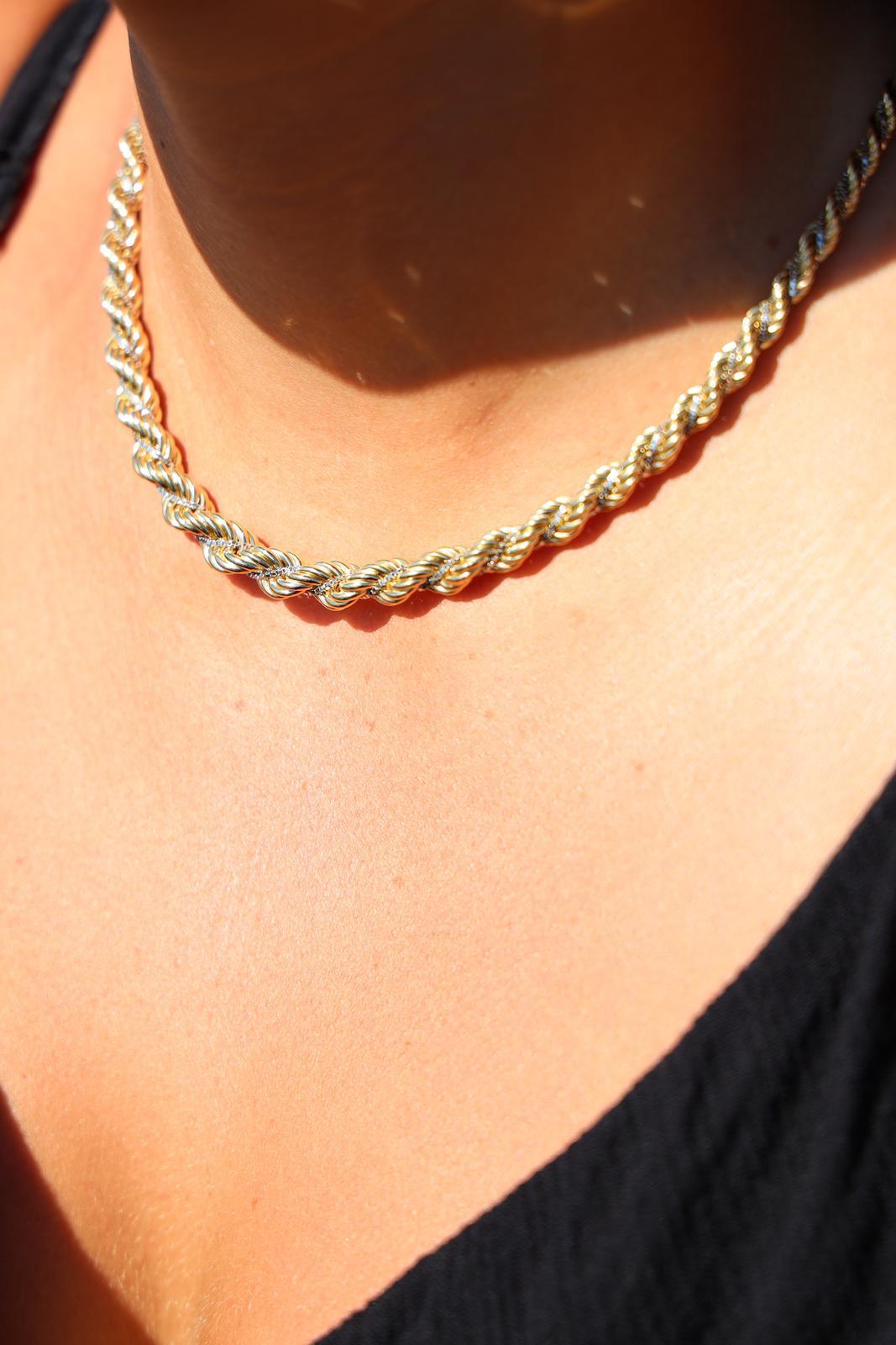 Necklace in yellow gold and white gold. twisted chain in fall. length: 44 cm. width: 0.42 and 0.77. total weight: 26.26 g. eagle head hallmark. excellent condition.
