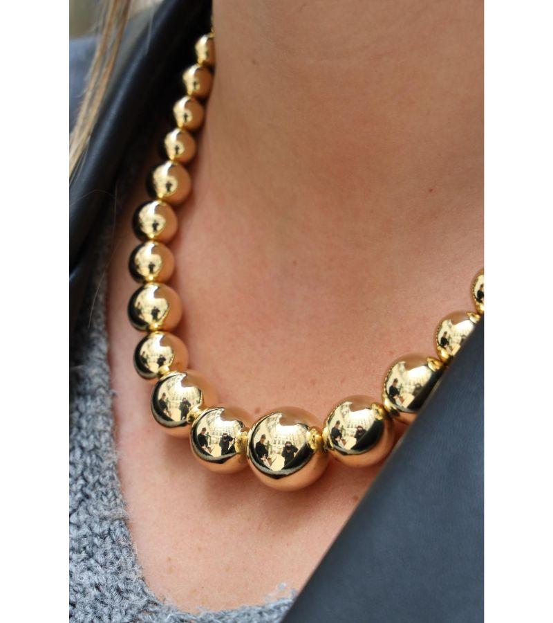 Necklace in yellow gold 750 thousandths (18 carats). gold pearls in fall. clasp in eight safety. length: 47 cm. width: 1 and 2 cm. total weight: 75.46 g. eagle head hallmark. excellent condition.
