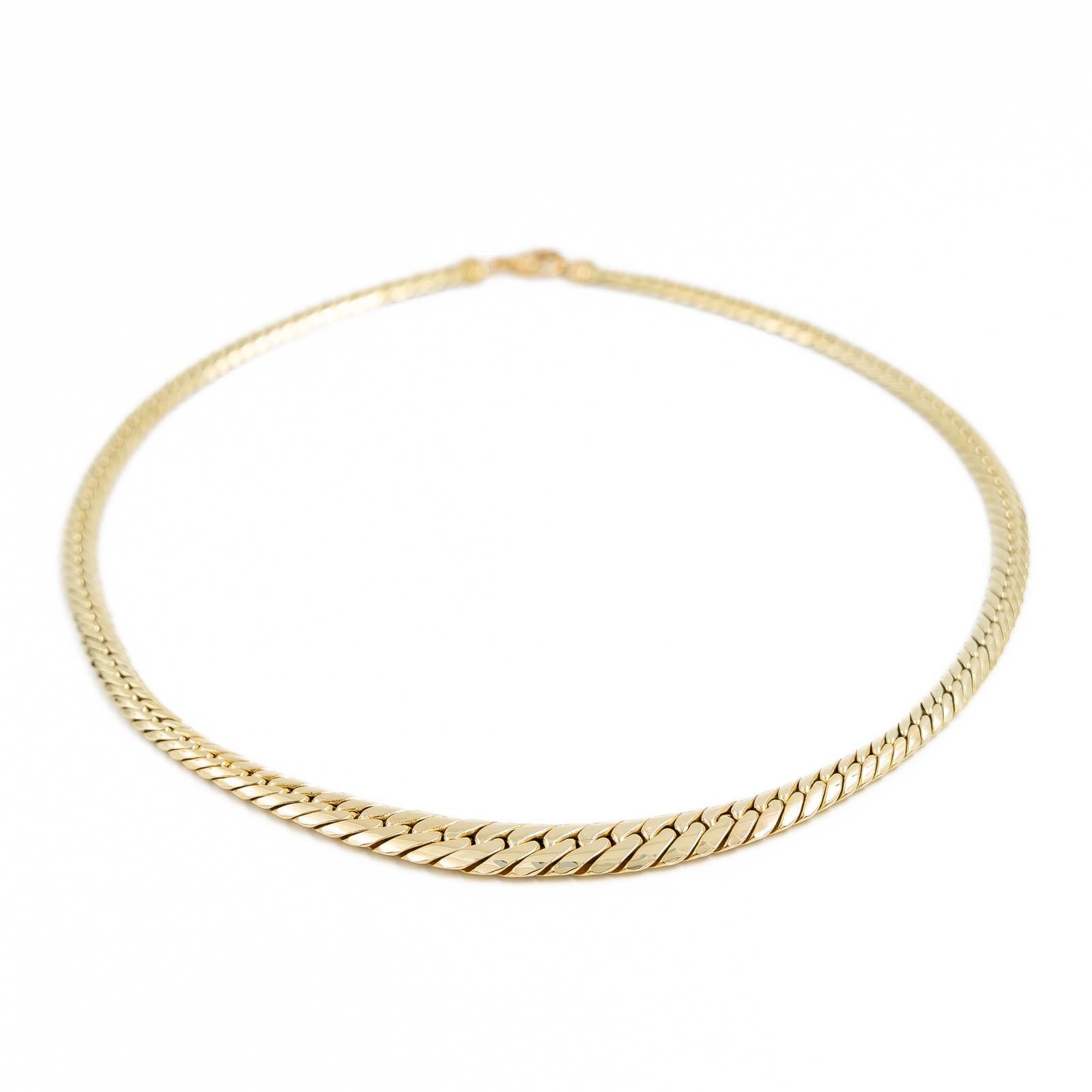Necklace in yellow gold 750 thousandths (18 carats). English mesh. Length: 45.5 cm. Width: 1 cm. Total weight: 22.59 g. Eagle head hallmark. Excellent condition
