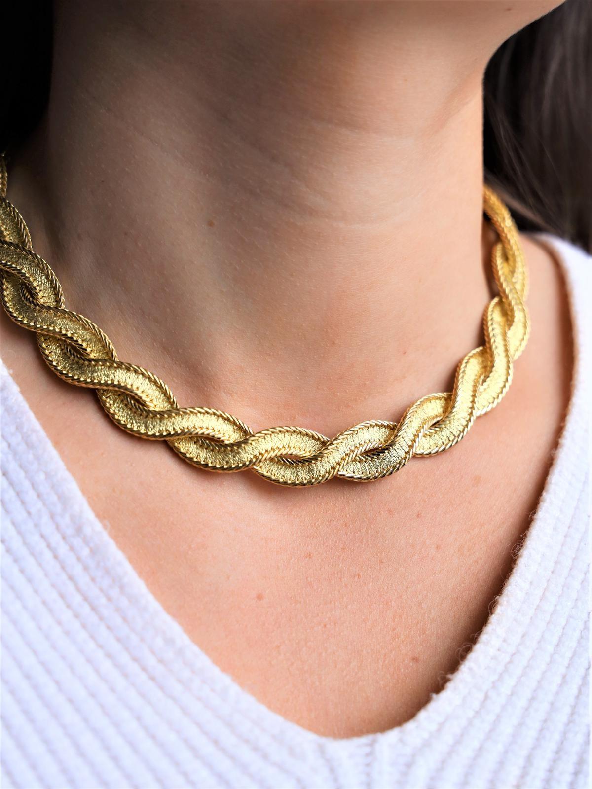 Necklace in yellow gold 750 thousandths (18 carats). twisted fancy mesh. length: 43 cm. width: 1.39 cm. total weight: 96.62 g. eagle head hallmark. excellent condition