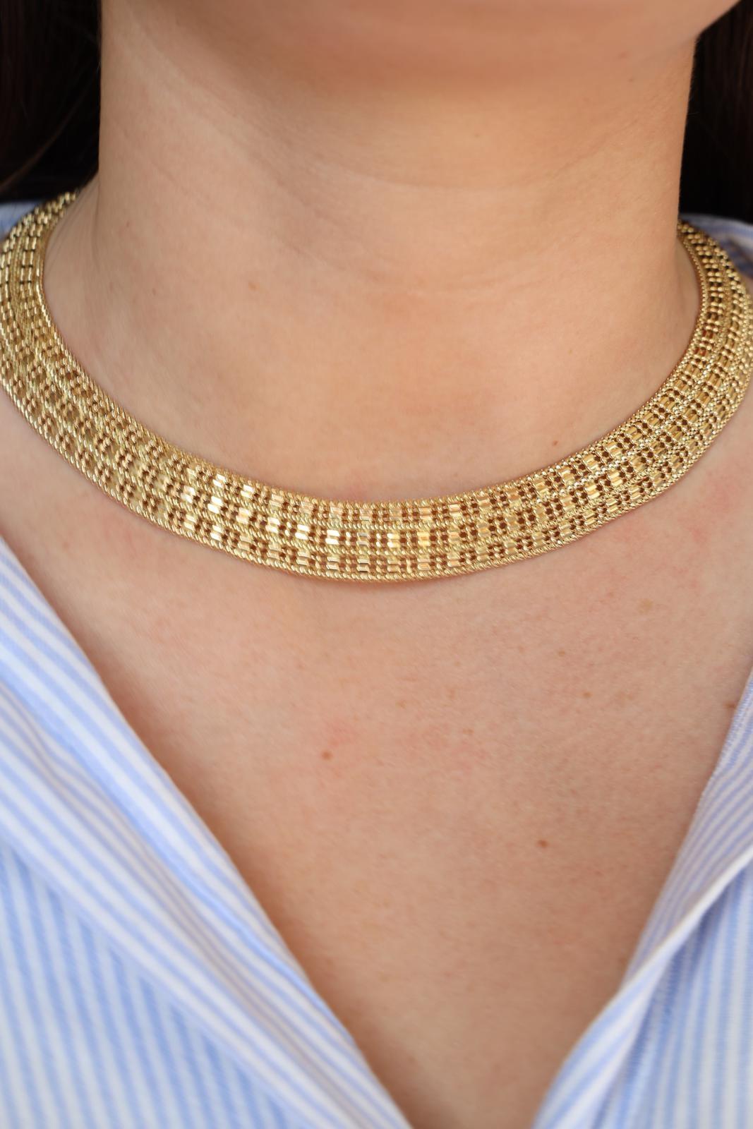 Necklace in yellow gold 750 thousandths (18 carats). jagged  mesh. length: 28 cm. width: 1.45 cm. total weight: 48.81 g. eagle head hallmark. excellent condition