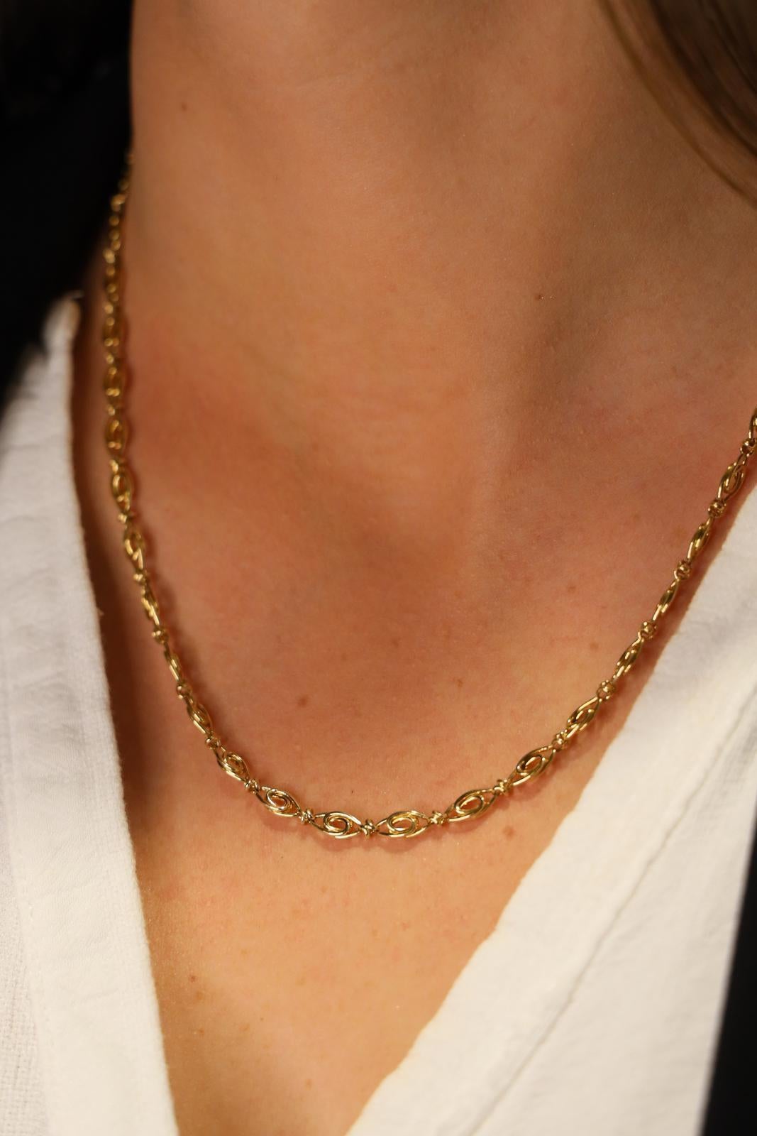 Soft mesh chain in yellow gold 750 thousandths (18 carats). length: 47 cm. width: 0.38 cm. total weight: 14.96 g eagle head hallmark. excellent condition