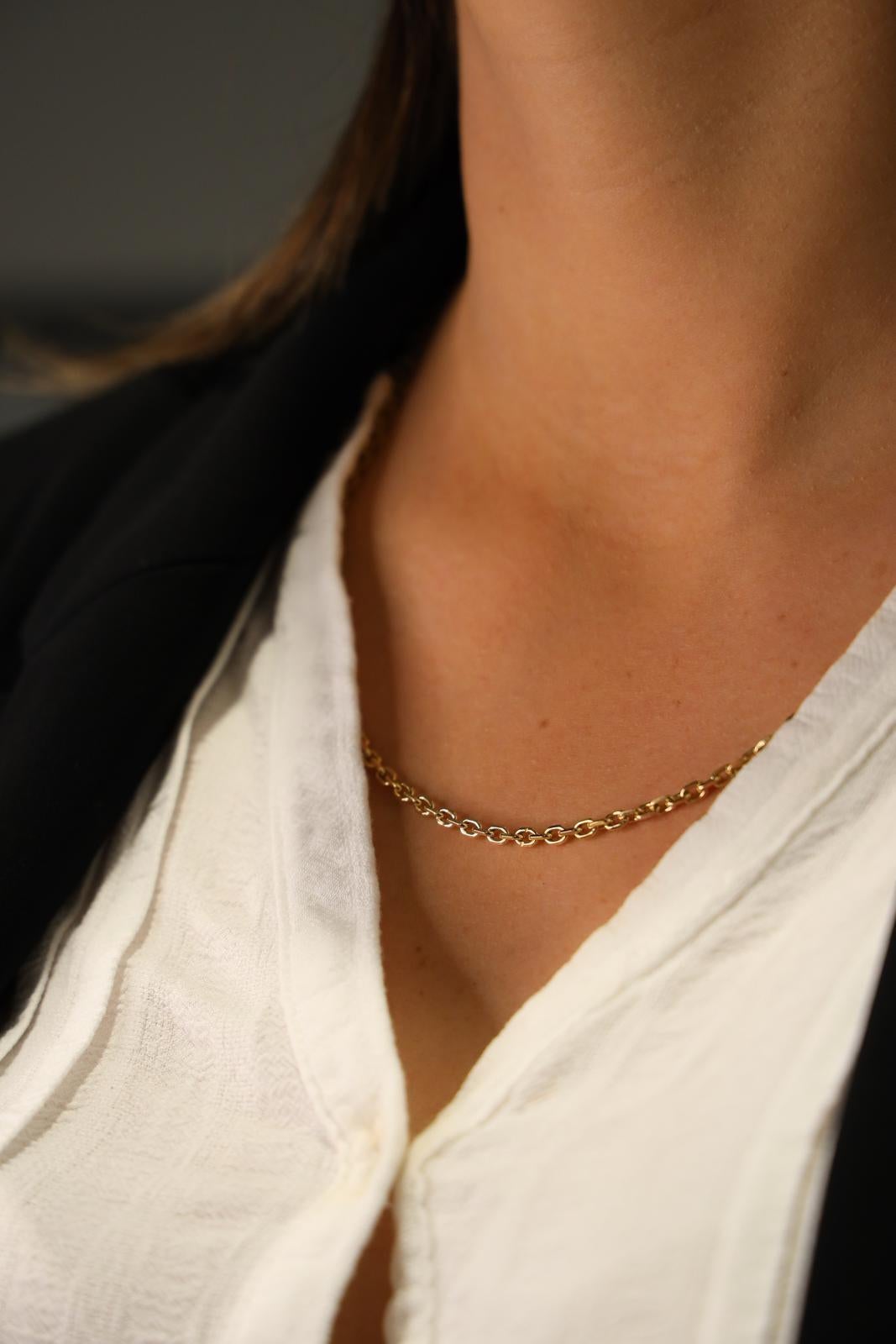 Halskette / Kette in Gelbgold 750 Tausendstel (18 Karat). gezwungen Mesh. Länge: 56 cm. Breite: 0,29 cm. Gesamtgewicht: 18,61 g. Adlerkopf Punze. ausgezeichneter Zustand