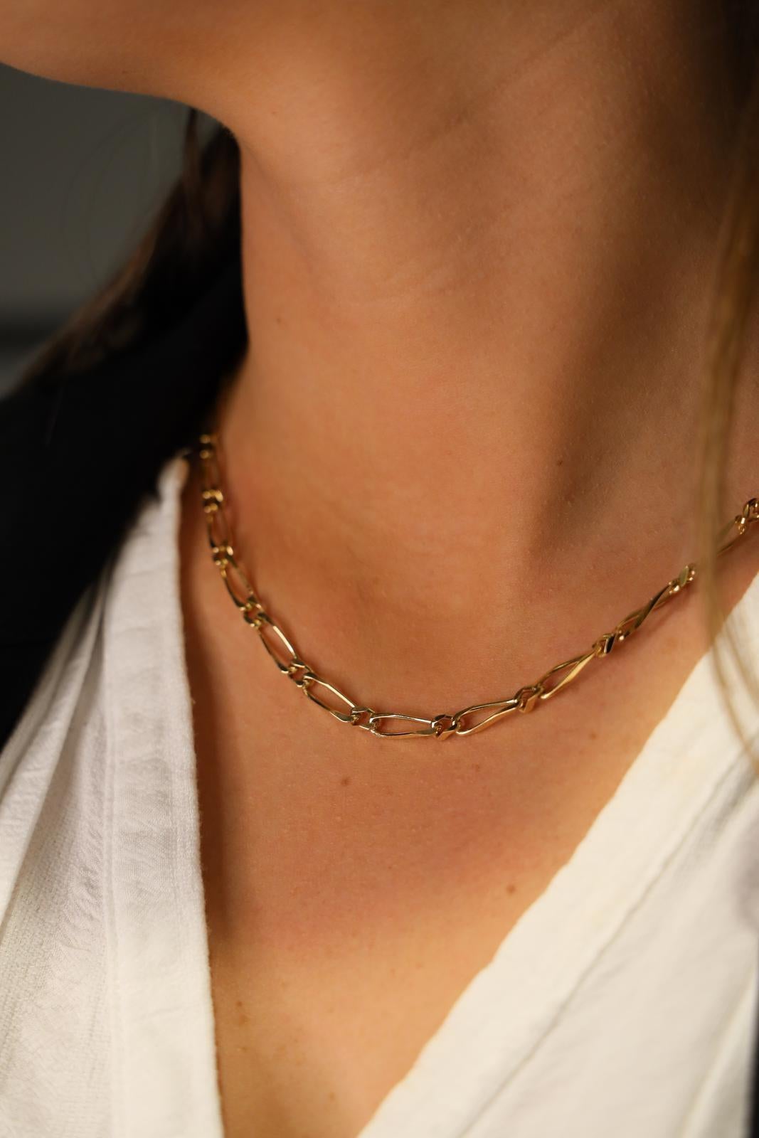 Halskette aus Gelbgold 750 Tausendstel (18 Karat). figaro mesh. 
Länge: 51,5 cm. Breite: 0,42 cm. 
gesamtgewicht: 21.74 g. adlerkopfpunze. ausgezeichneter zustand.