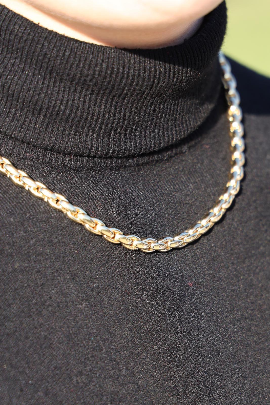 Chain in yellow gold 750 thousandths (18 carats). length: 46 cm. width: 0.6 cm. total weight: 41.75 g. eagle head hallmark. excellent condition