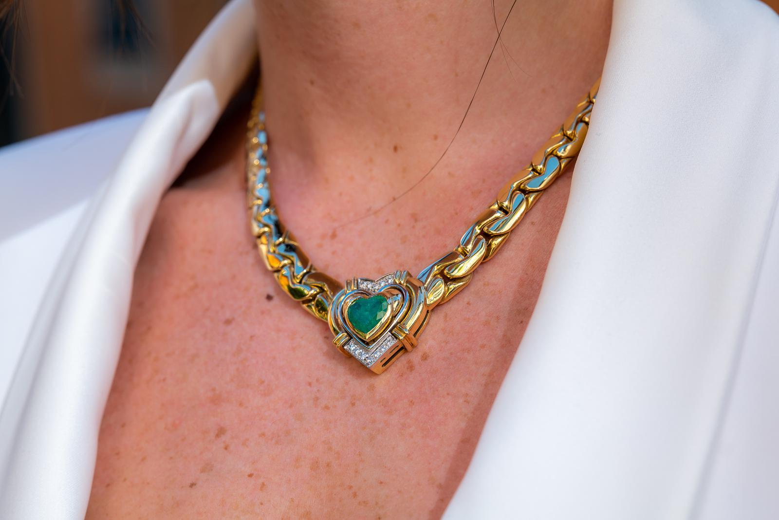 Halskette mit Kette aus Gelbgold mit Smaragd im Zustand „Hervorragend“ im Angebot in PARIS, FR