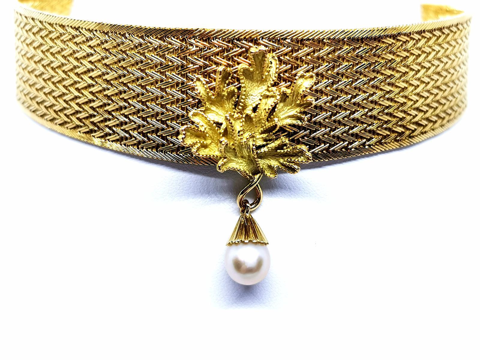 Beautiful necklace vintage yellow gold 750 thousandths (18 carats). choker. mesh worked. pendant set with a cultured pearl 9.2 mm in diameter. can be worn with or without pendant. mobile pendant attached by a clip. clamp length: 35 cm. width: 2.62