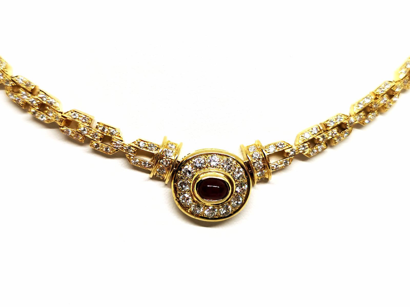Halskette aus 750 Tausendstel (18 Karat) Gelbgold, besetzt mit einem Rubin im Cabochon-Schliff von ca. 0,91 ct., umgeben von 12 Diamanten im Brillantschliff von je ca. 0,06 ct. 10 Diamanten von je ca. 0,03 Karat. 68 auf den Maschen gefasste