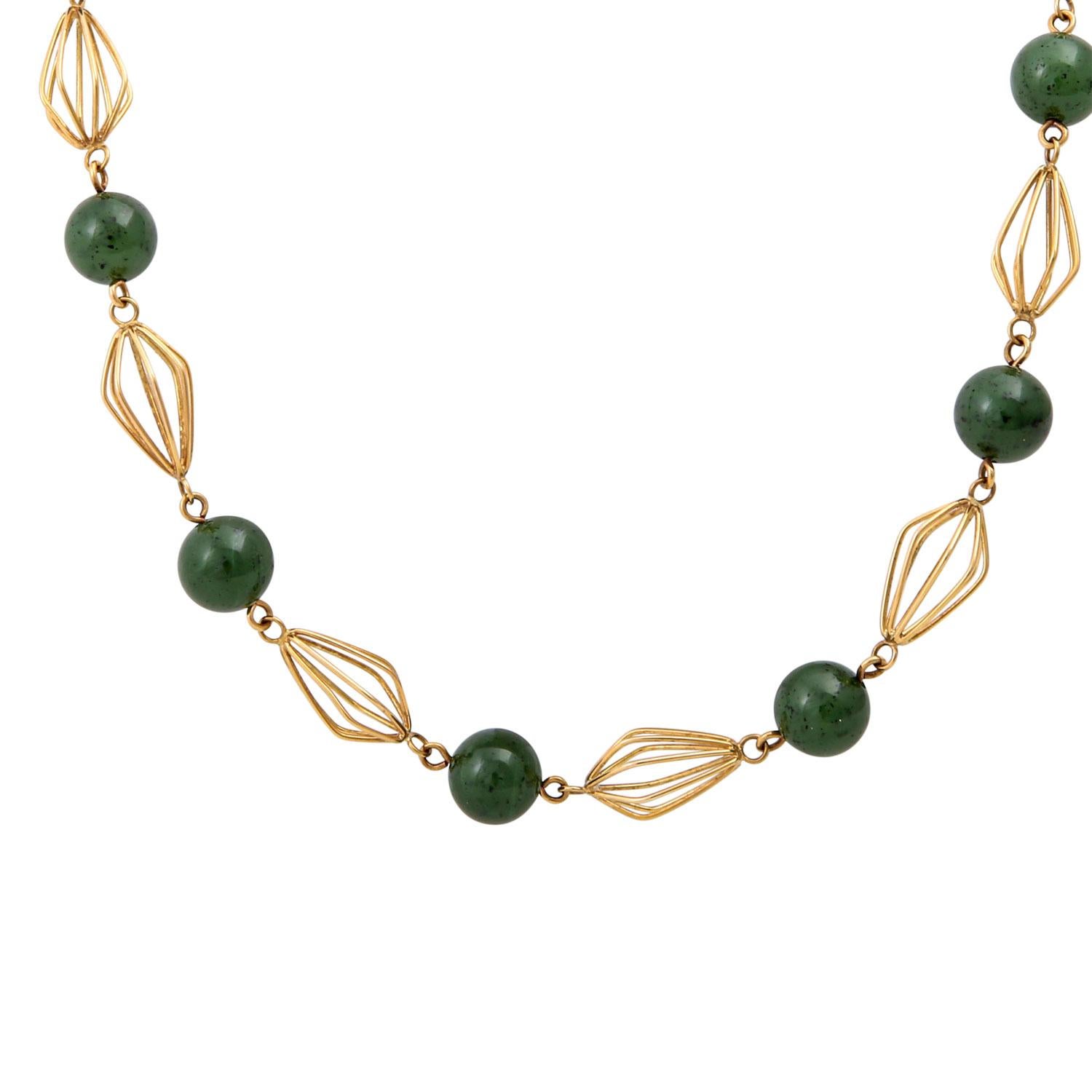 Chain set with 15 jade beads. GG 18K. L. approx. 56.5cm.