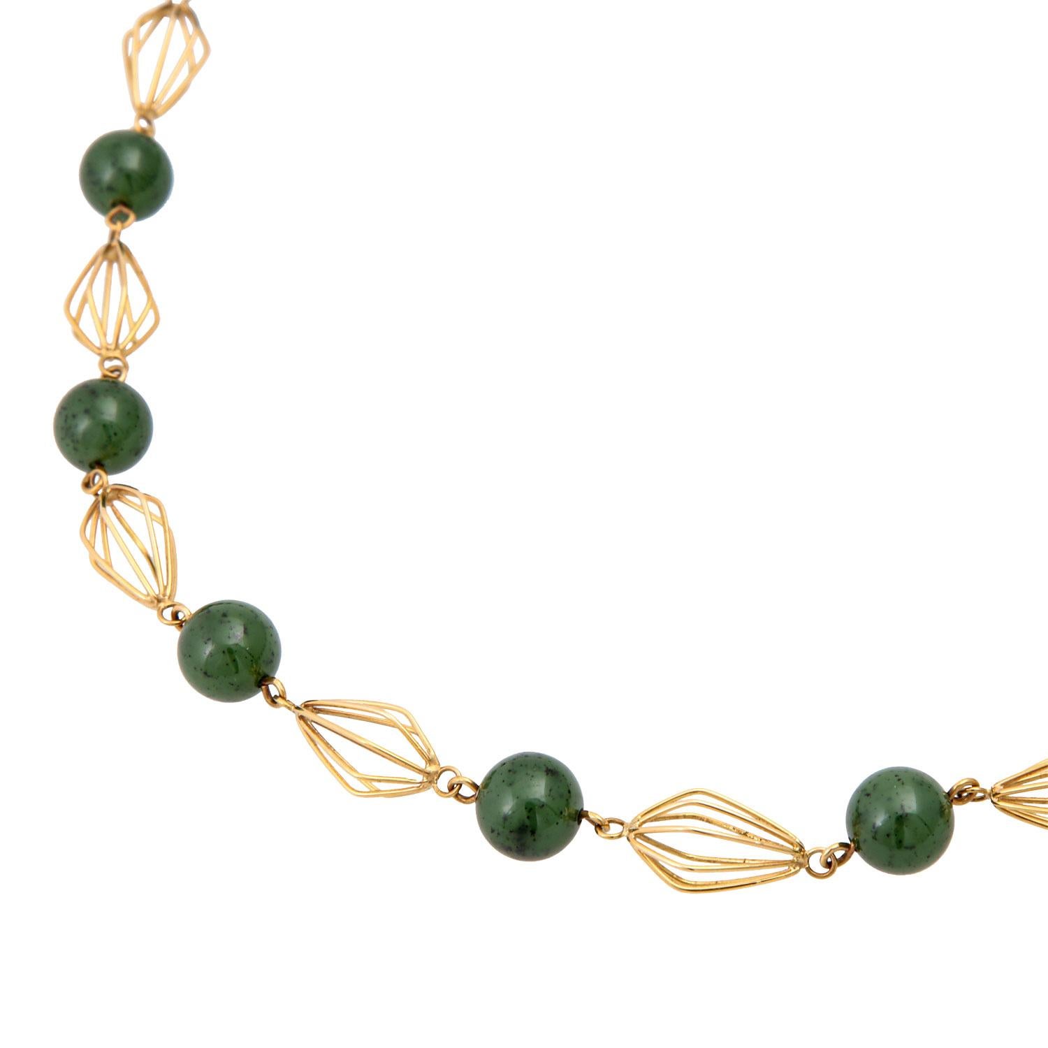 Chain set with 15 jade beads. In Good Condition For Sale In Stuttgart, BW