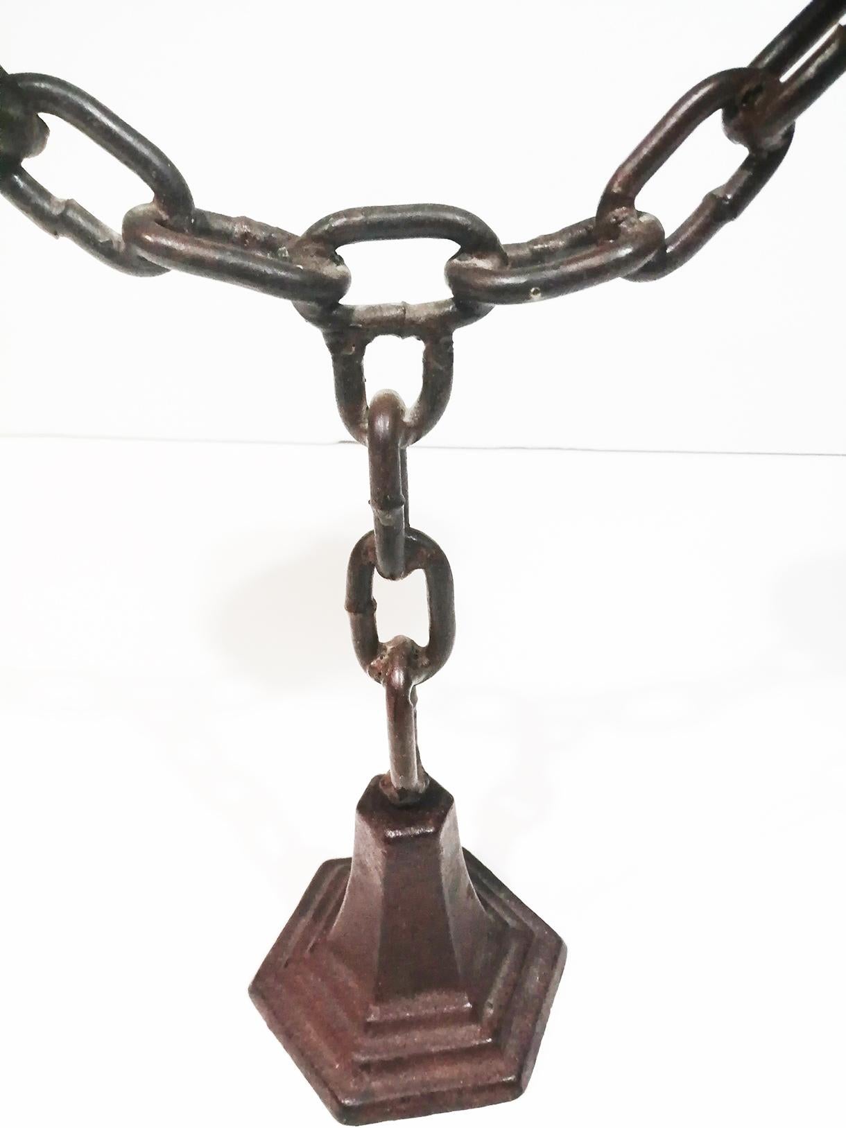 Art Deco , Chain Shaped Iron Candlestick, Spain, Early 20th In Good Condition In Mombuey, Zamora