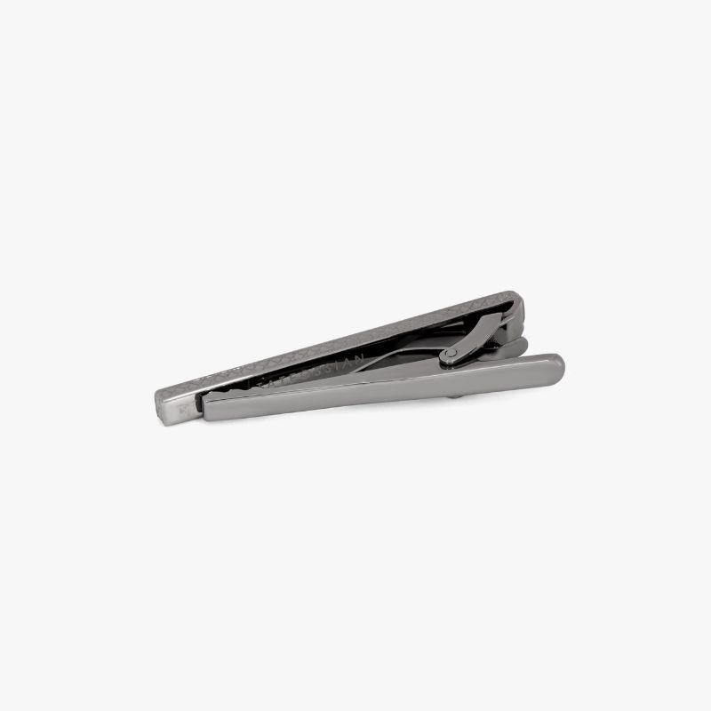 Chain Tie Clip with Black Enamel in Gunmetal

Our industrial-inspired tie clip is decorated with a curb chain, carefully placed by hand and filled with translucent black-coloured enamel. Finished in gunmetal-plated base metal. Complete the look with