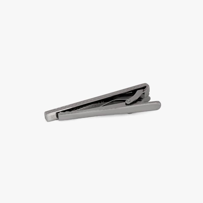 Chain Tie Clip with Green Enamel in Gunmetal

Our industrial-inspired tie clip is decorated with a curb chain, carefully placed by hand and filled with translucent green-coloured enamel. Finished in gunmetal-plated base metal. Complete the look with
