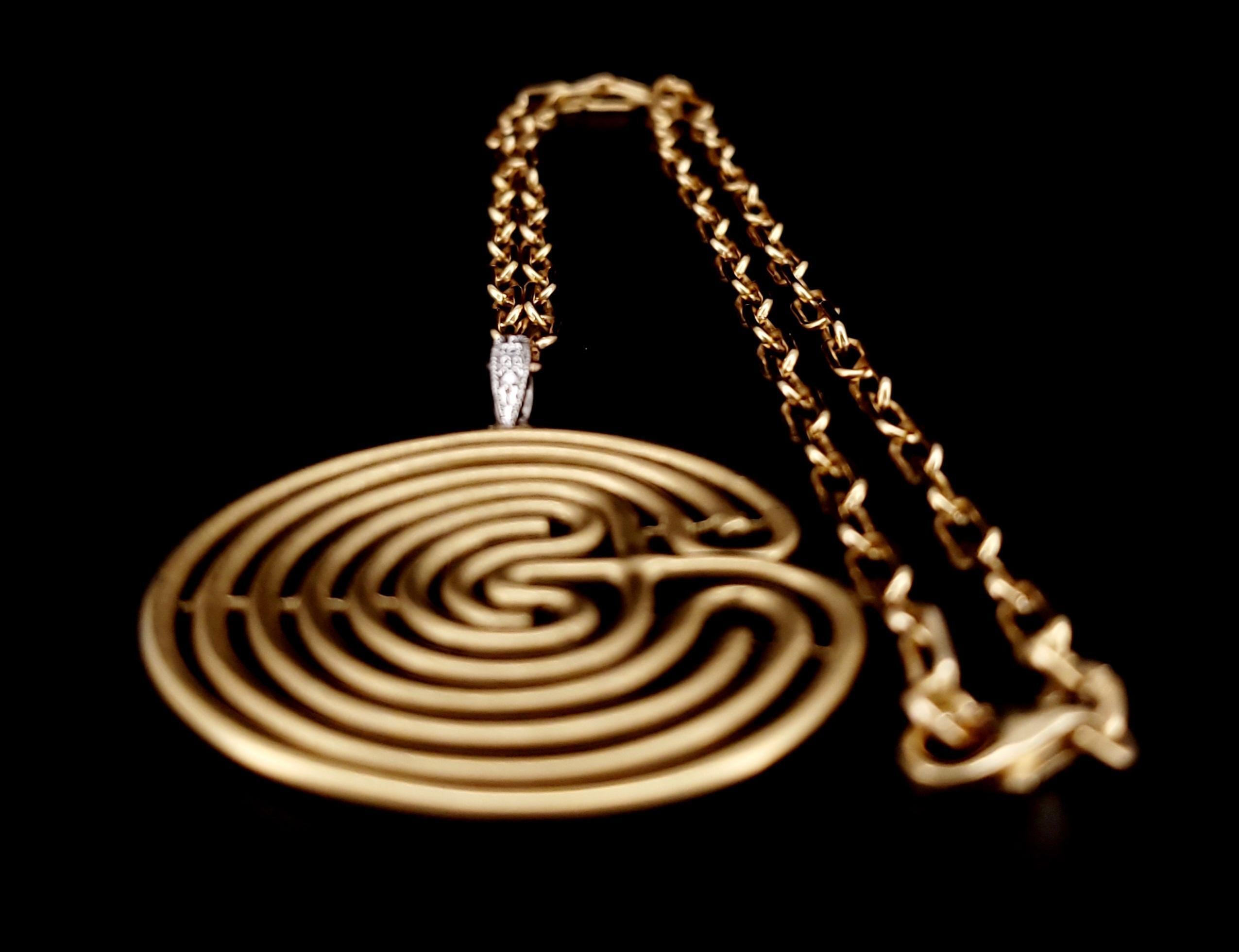 Chain With Pendant in 14K Yellow Gold In Excellent Condition For Sale In New York, NY