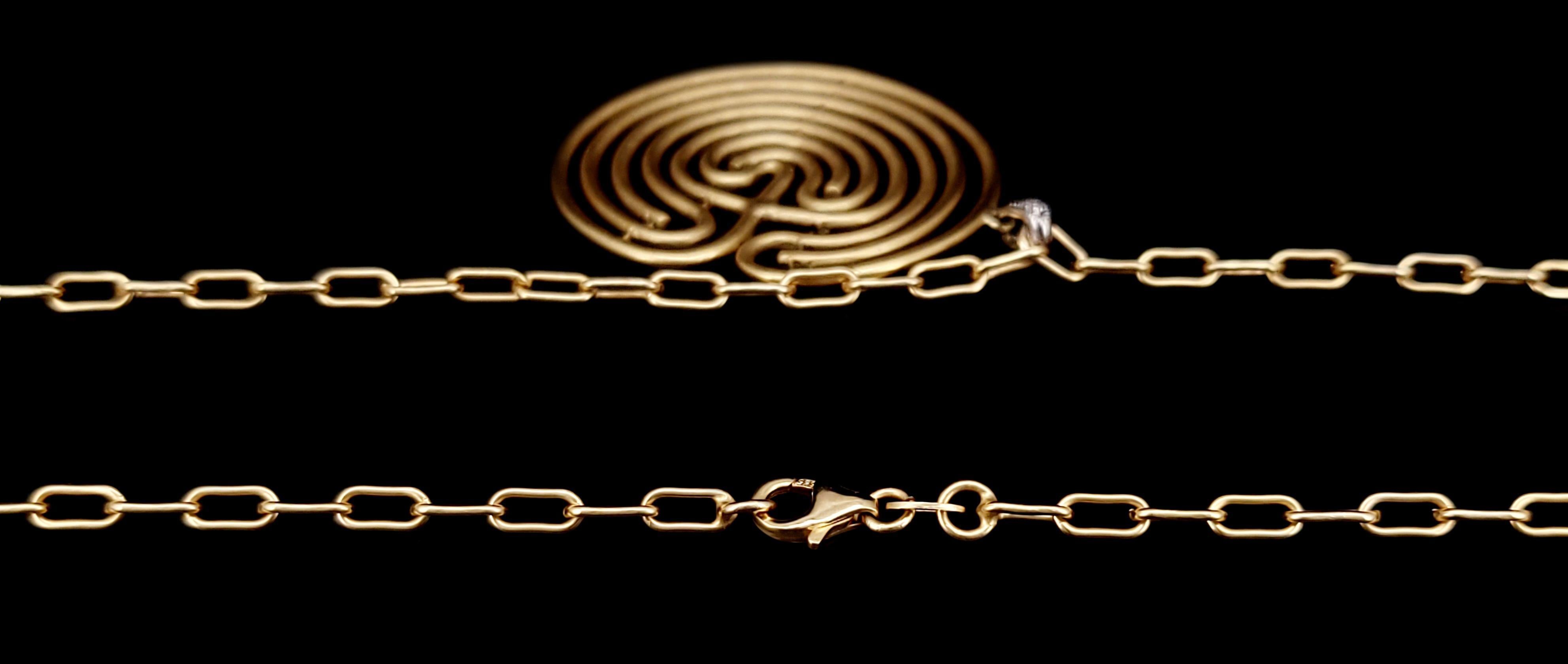 Women's Chain With Pendant in 14K Yellow Gold For Sale