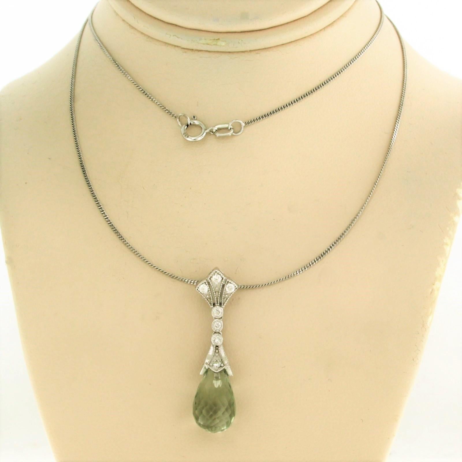 14k white gold necklace with pendant set with green amethyst and brilliant cut diamond. 0.20 ct - F/G - VS/SI - 45 cm long

Detailed description

the necklace is 45 cm long and 0.7 mm wide

The size of the pendant is 3.0 cm long by 8.0 mm