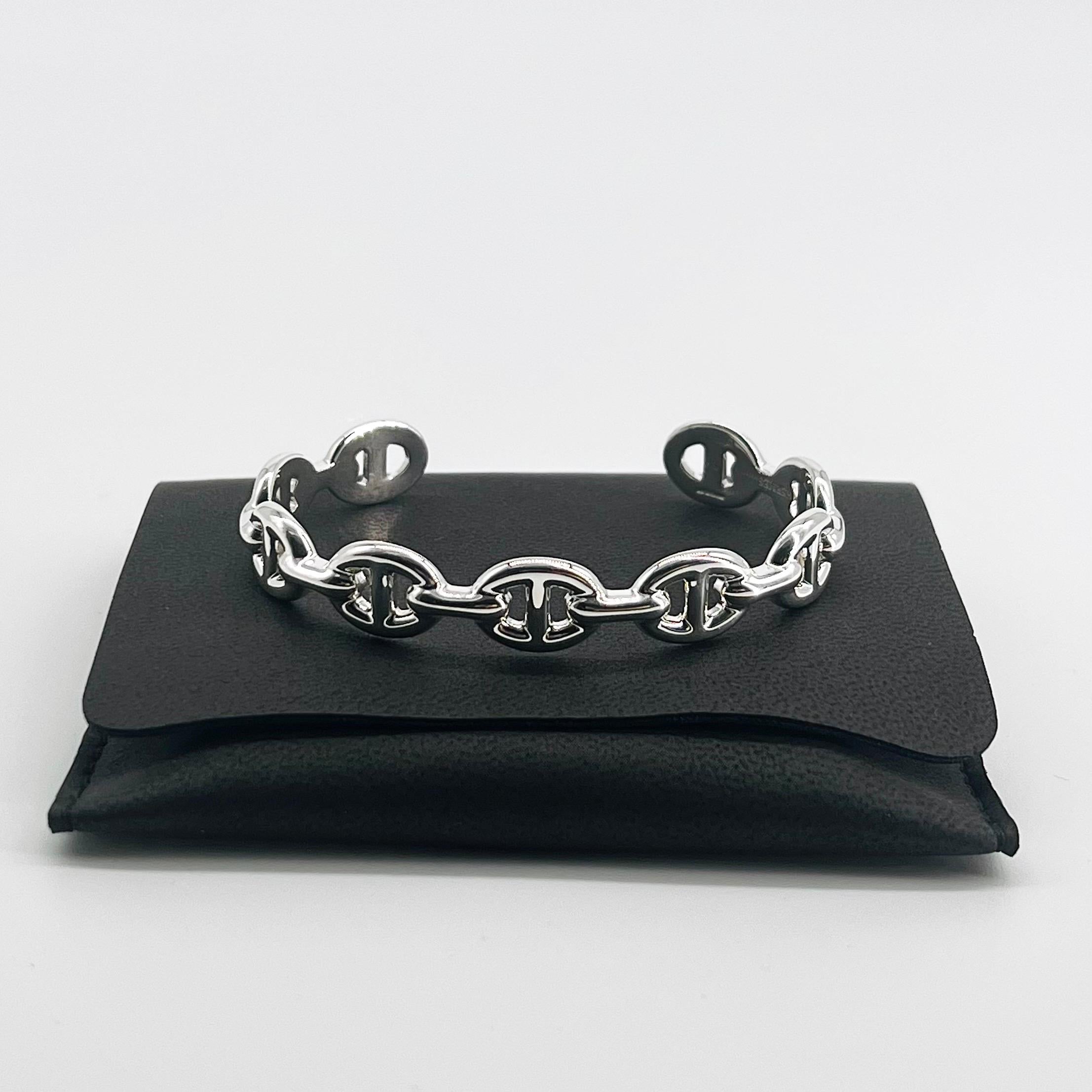 This Chaîne D'Ancre Enchaînée Bracelet comes in Sterling Silver. It features the classic Hermès turn clasp which has been turned into a beautiful piece of elegant jewellery. Circumference: 17 cm

Condition: Brand New. Comes with the original box and