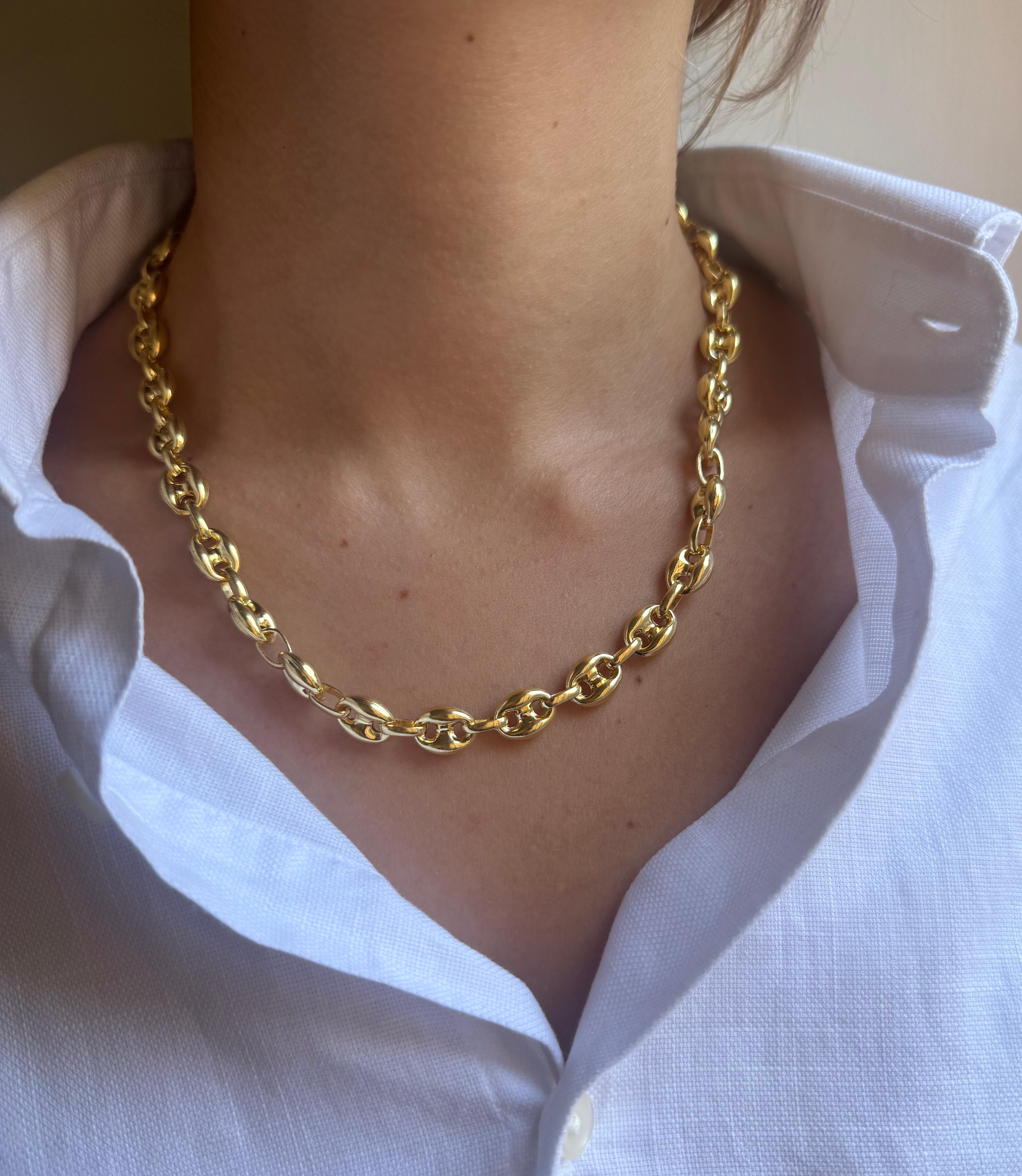 Chaine d'Ancre Marine 24K vergoldetes Silber Sterling Halskette Handgefertigt in Italien. 19,70 Zoll (45 cm) in der Länge.
Die in Italien handgefertigte Marine Chain Anchor Necklace ist ein auffälliges Stück aus 24 Karat vergoldetem Sterlingsilber. 