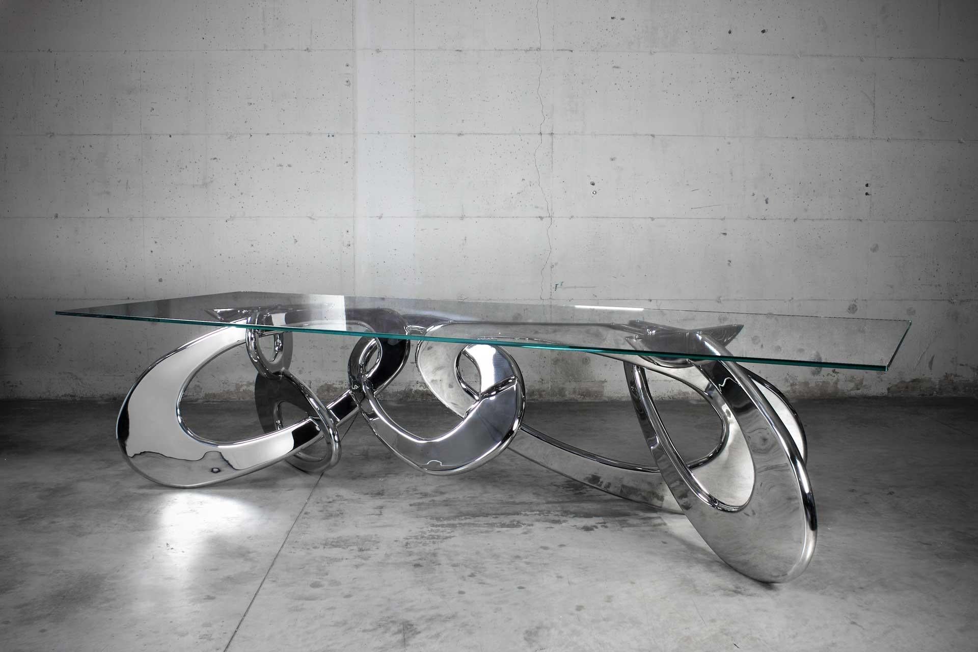 Table de salle à manger par Barberini & Gunnell
Edition limitée à 10 exemplaires
Dimensions : D 120 x L 320 x H 76 cm.
MATERIAL : Acier inoxydable poli miroir, verre de cristal extra clair.

L'inspiration pour cette table est venue de l'observation