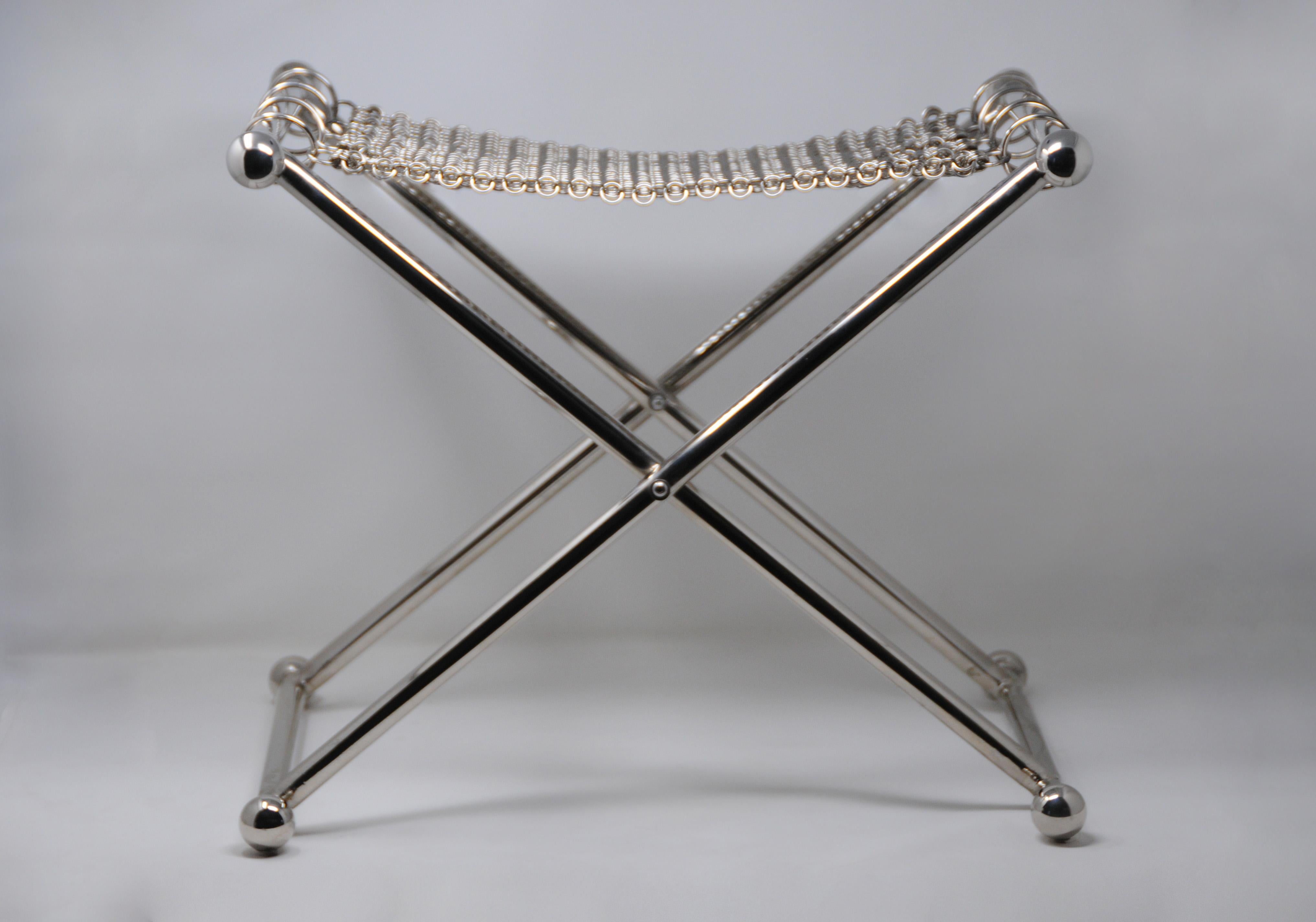 Este taburete plegable de camping ejemplifica la fusión de utilidad y arte dentro del diseño coleccionable, inspirándose en una estética medieval-moderna que mezcla la artesanía antigua con la innovación contemporánea. Su exclusivo asiento,