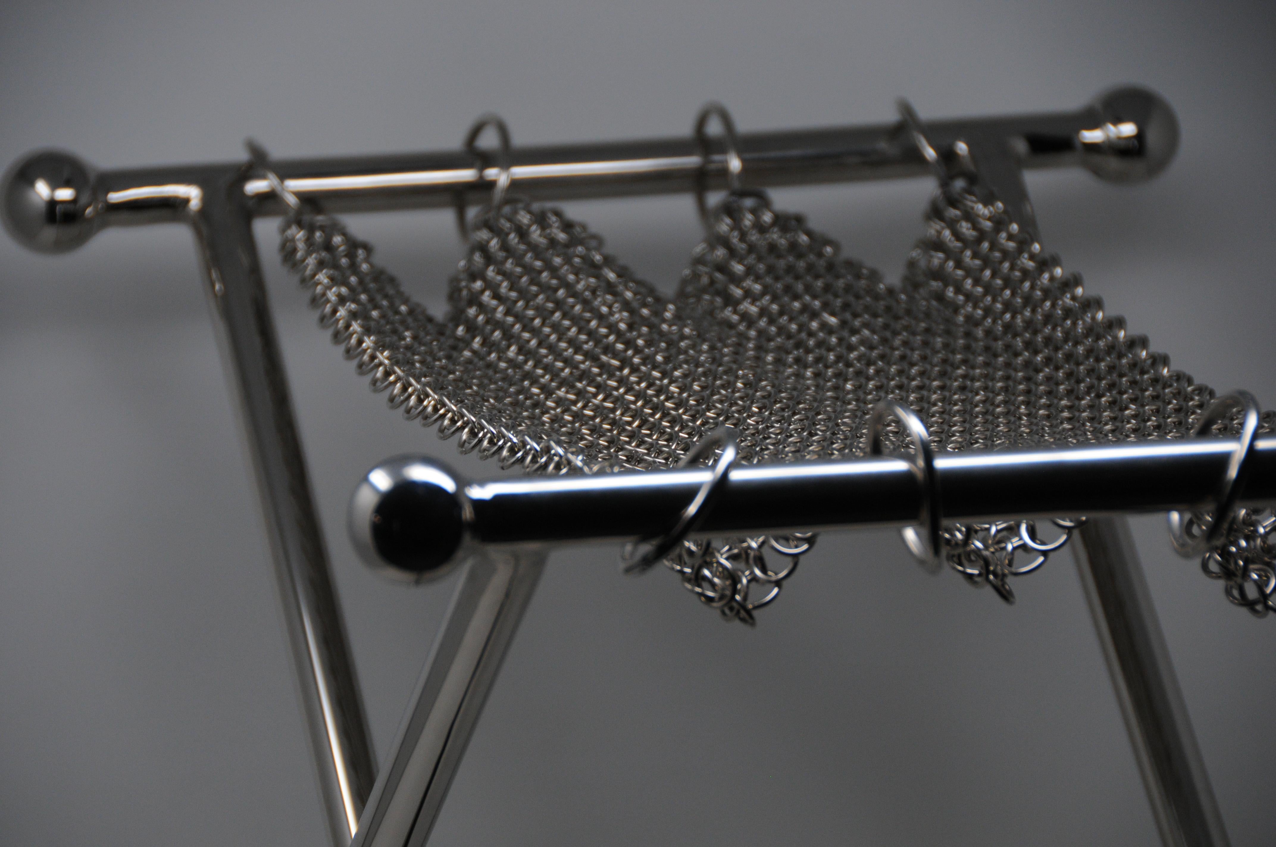 Taburete Escultural Camping Chainmail, Acabado Acero Niquelado, Malla Enlazada a Mano Posmoderno en venta