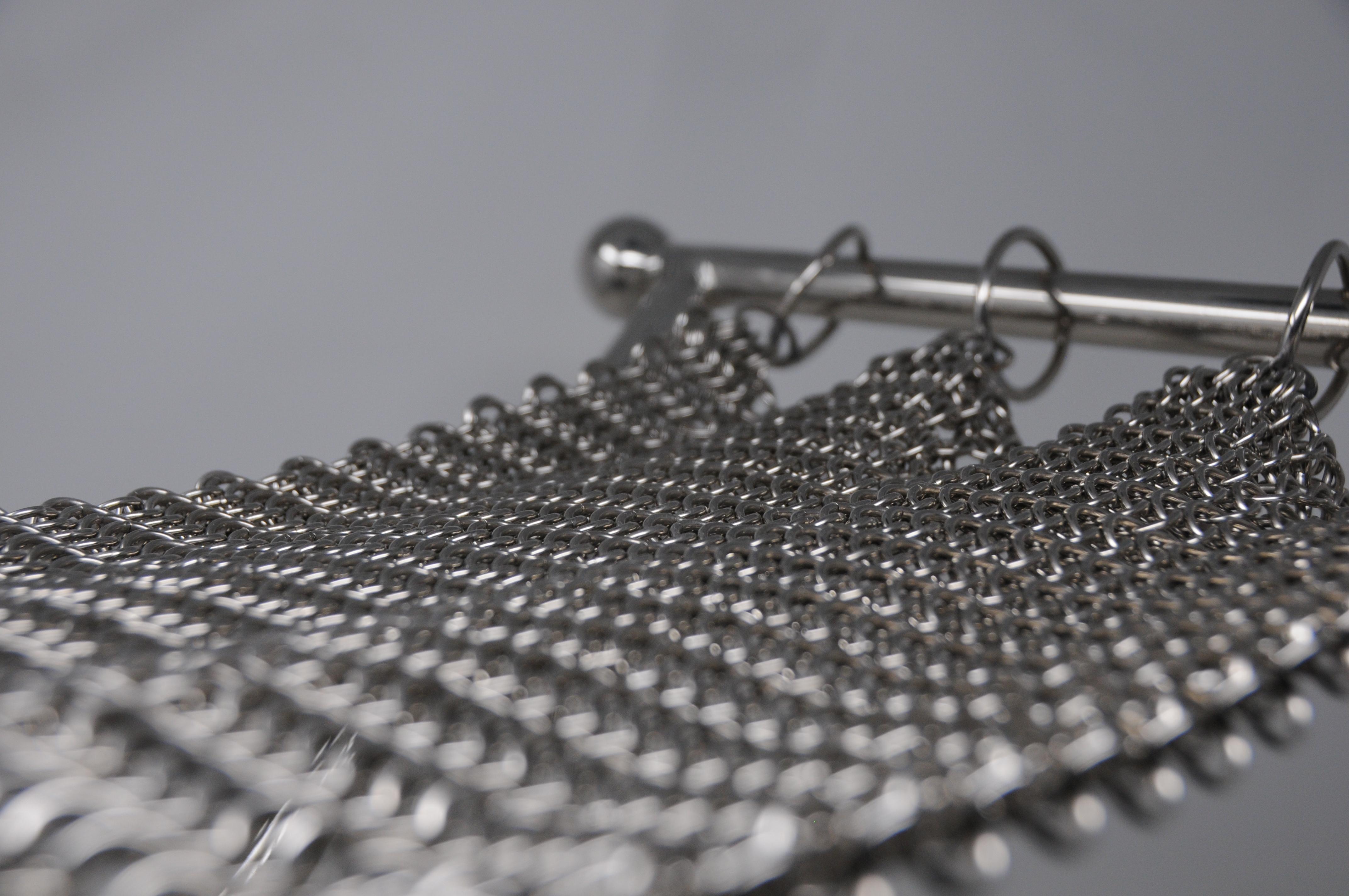 Taburete Escultural Camping Chainmail, Acabado Acero Niquelado, Malla Enlazada a Mano Mexicano en venta