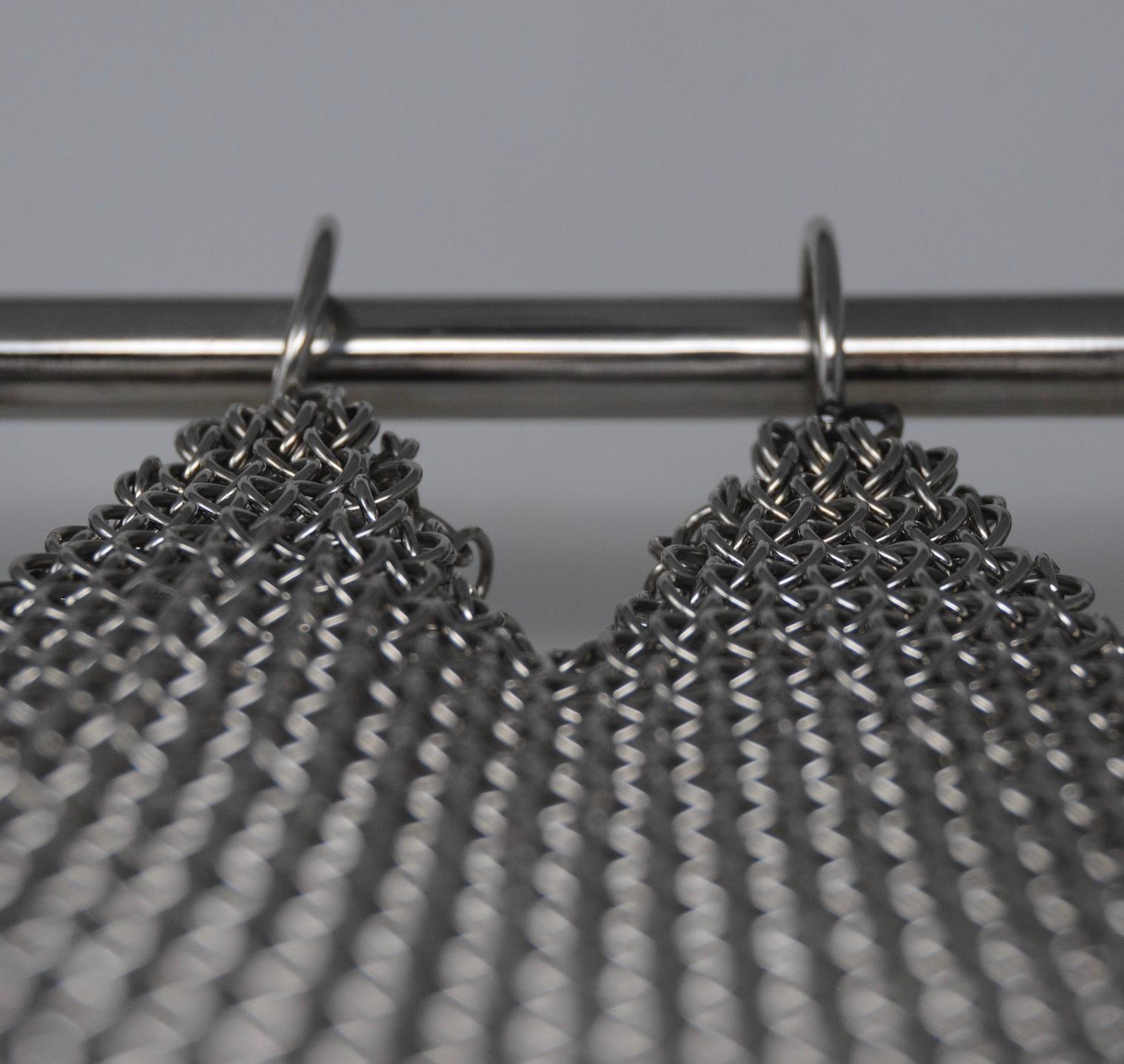 Taburete Escultural Camping Chainmail, Acabado Acero Niquelado, Malla Enlazada a Mano Soldado en venta