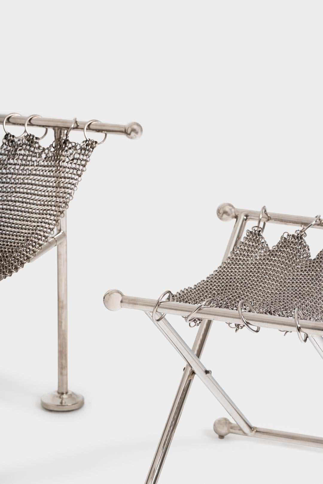 Ce tabouret de camping pliable illustre la fusion de l'utilité et de l'art.
Design/One de collection. Son siège unique, fabriqué à partir d'une cotte de mailles tissée de manière complexe,
apporte une élégance inattendue à un article d'extérieur