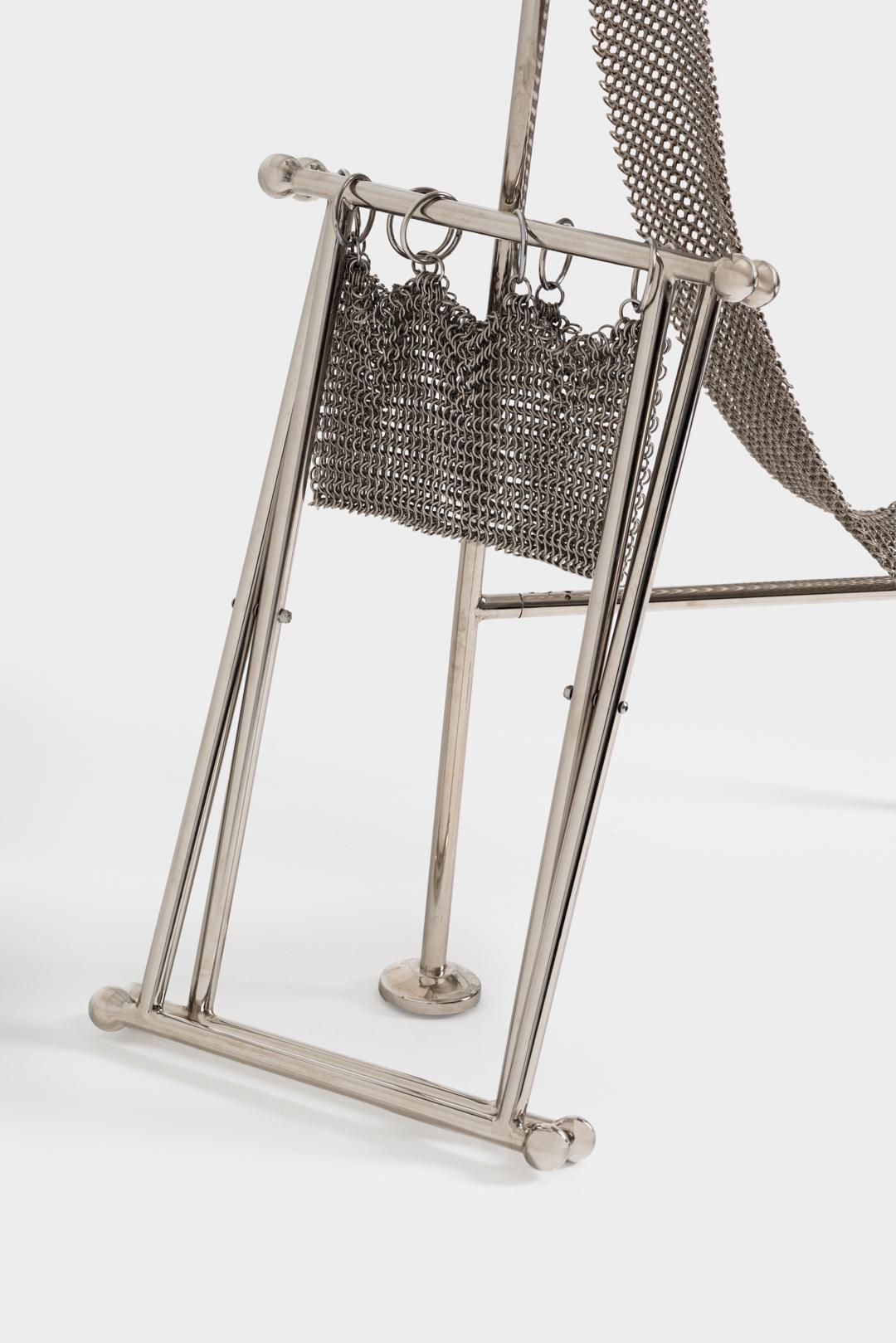 Tabouret de camping en cotte de mailles en acier nickelé et maille souple par Panorammma. Excellent état - En vente à Milano, Lombardia