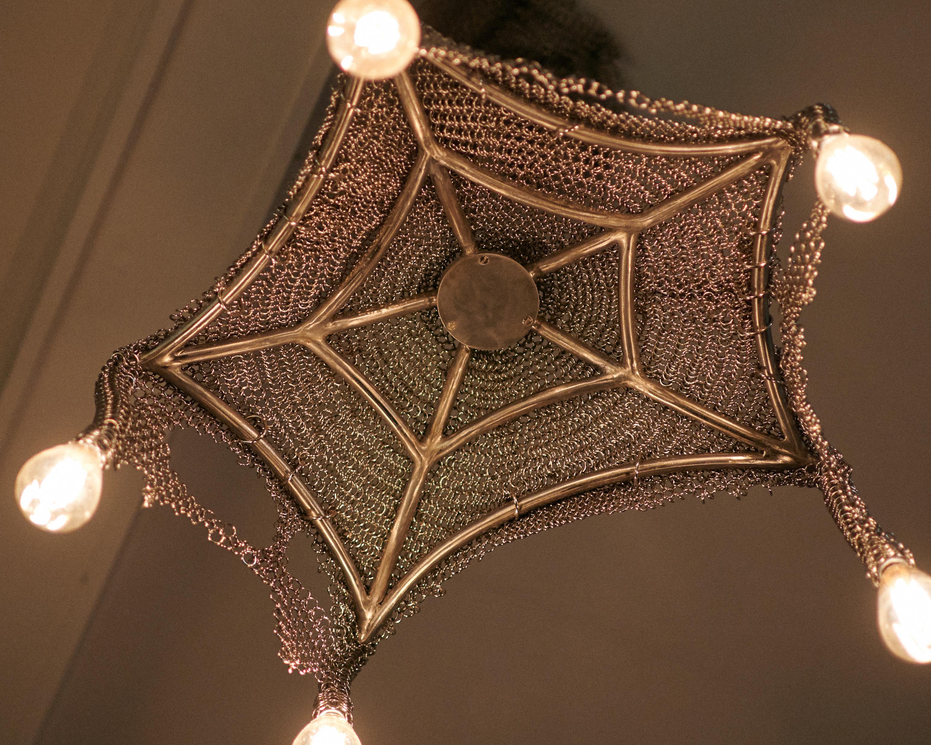 XXI secolo e contemporaneo Lampadario scultoreo Chainmail Cobweb in vendita