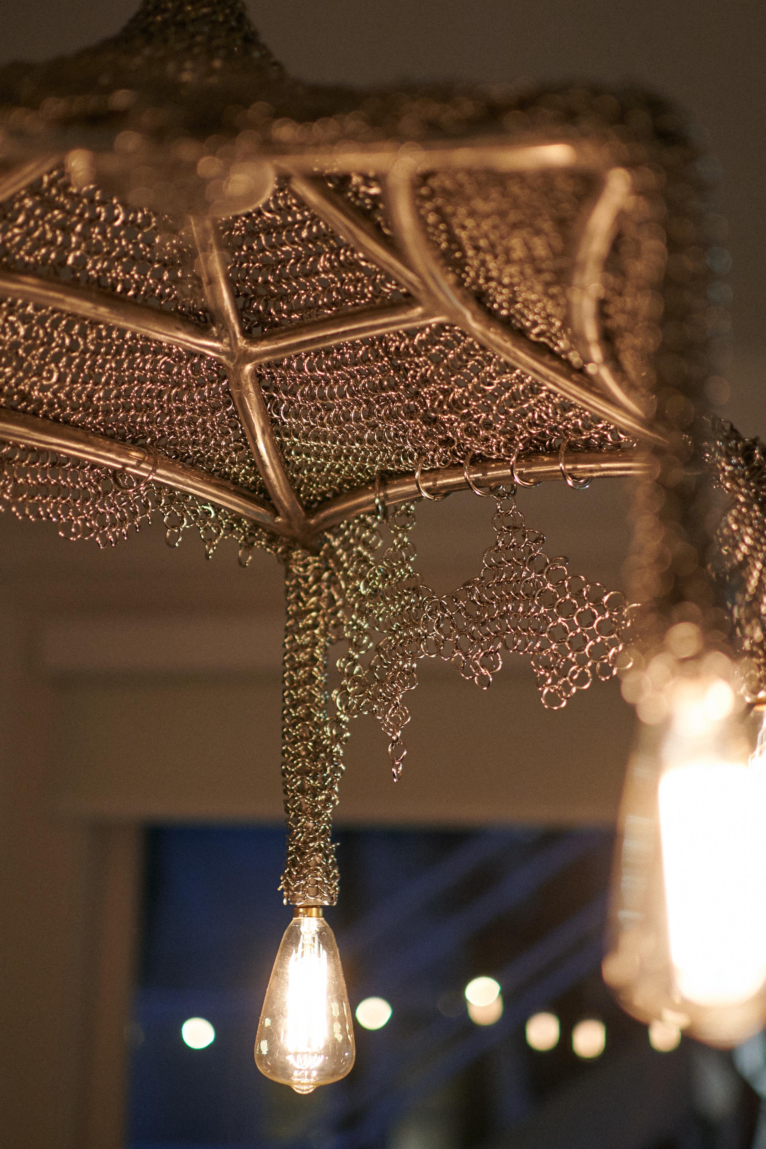 Acciaio Lampadario scultoreo Chainmail Cobweb in vendita