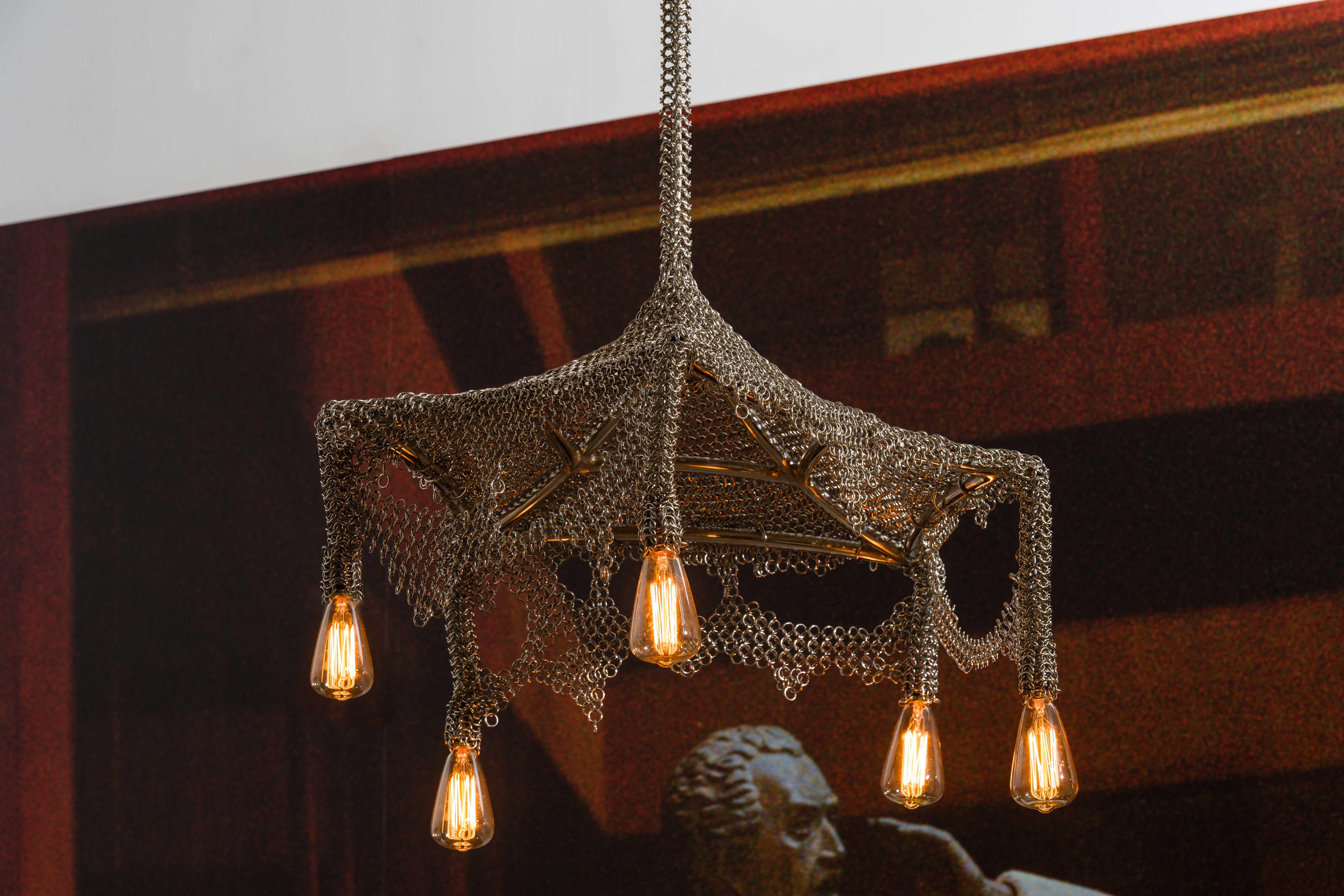 Lampadario scultoreo Chainmail Cobweb in vendita 1