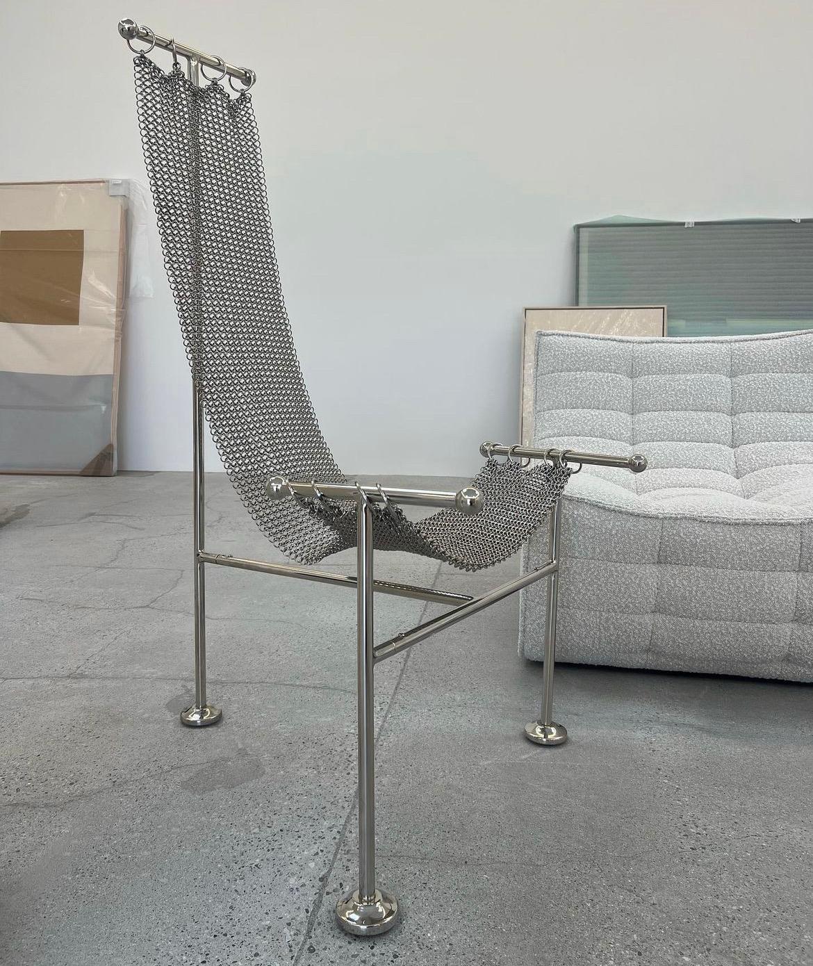 Kettenhemd-Skulptur-Stuhl, vernickelte Stahloberfläche, handgegliedertes Netz im Angebot 3