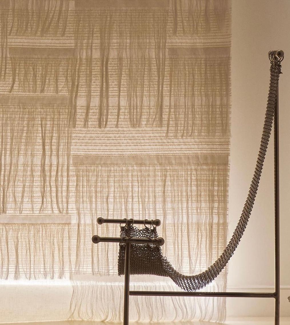 Sedia scultorea a cotta di maglia, finitura in acciaio nichelato, maglia a mano A Link in vendita 4