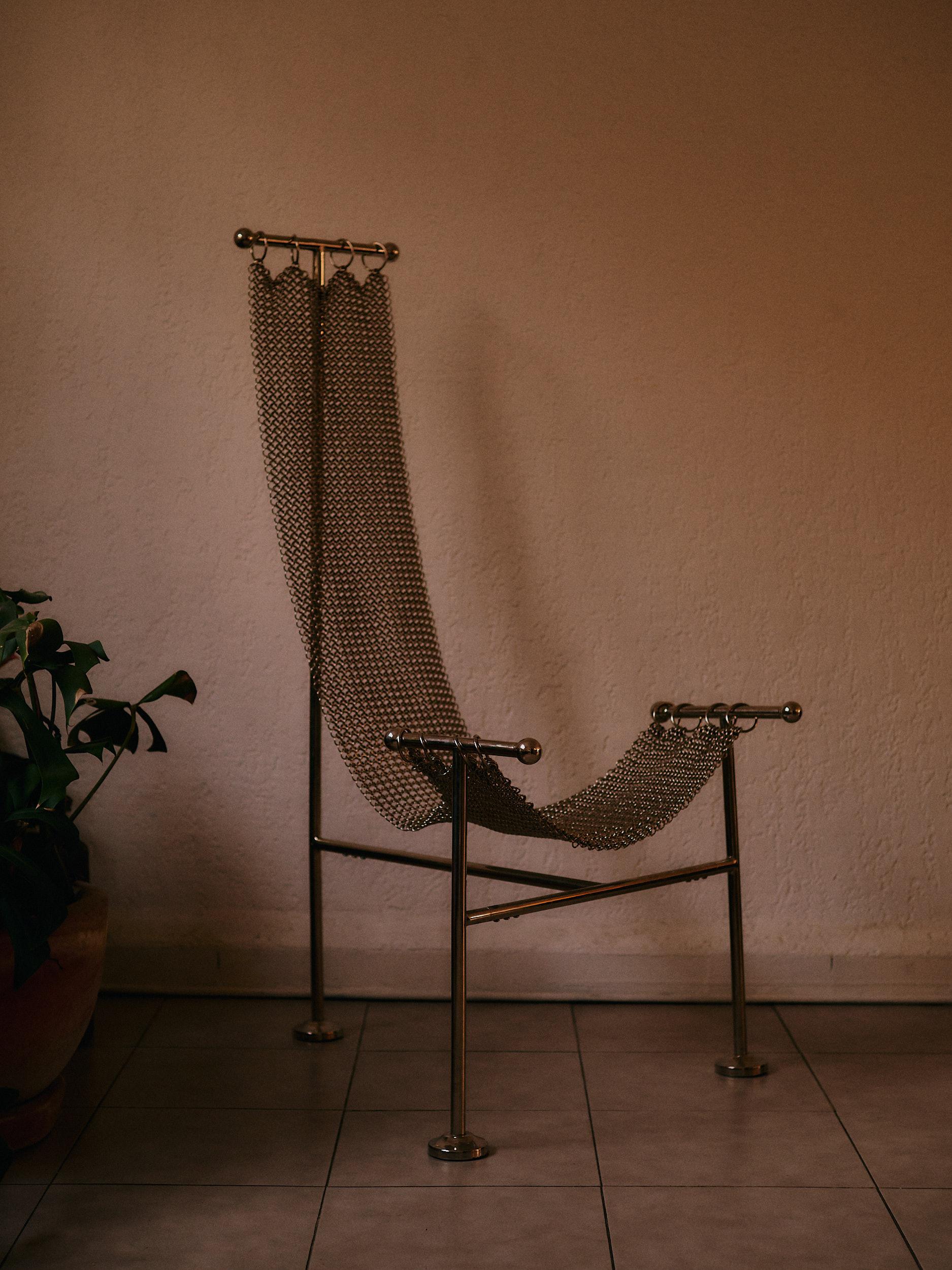 Chaise sculpturale en cotte de mailles, finition en acier nickelé, maille reliée à la main en vente 5