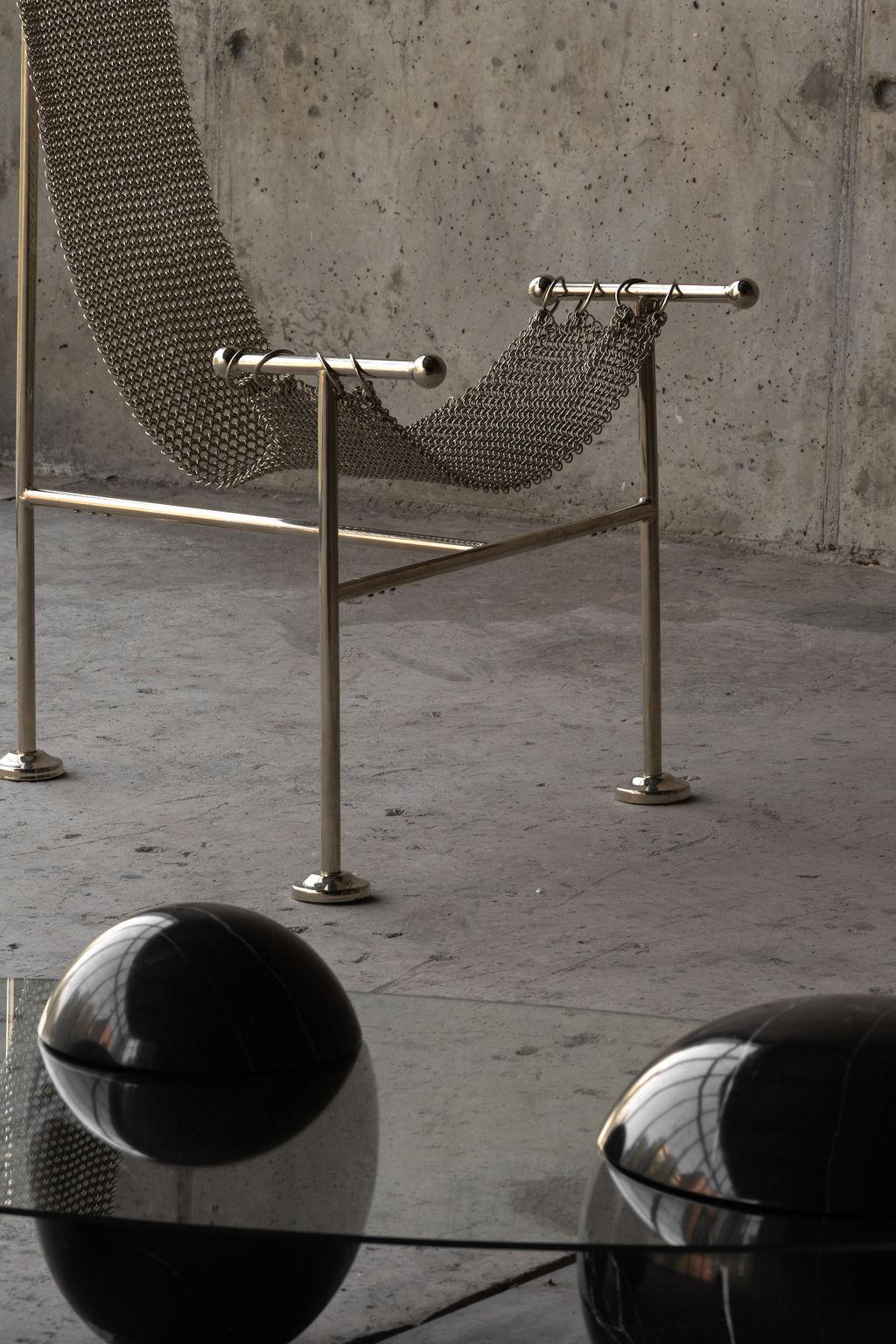 Kettenhemd-Skulptur-Stuhl, vernickelte Stahloberfläche, handgegliedertes Netz im Angebot 6