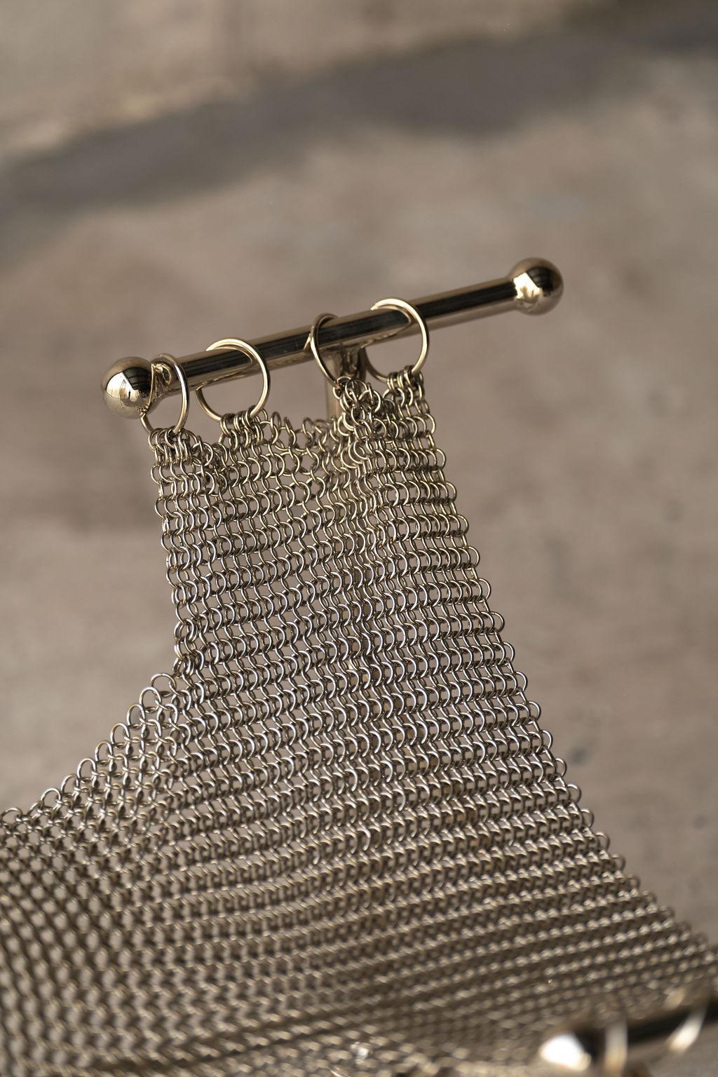 Chaise sculpturale en cotte de mailles, finition en acier nickelé, maille reliée à la main en vente 7