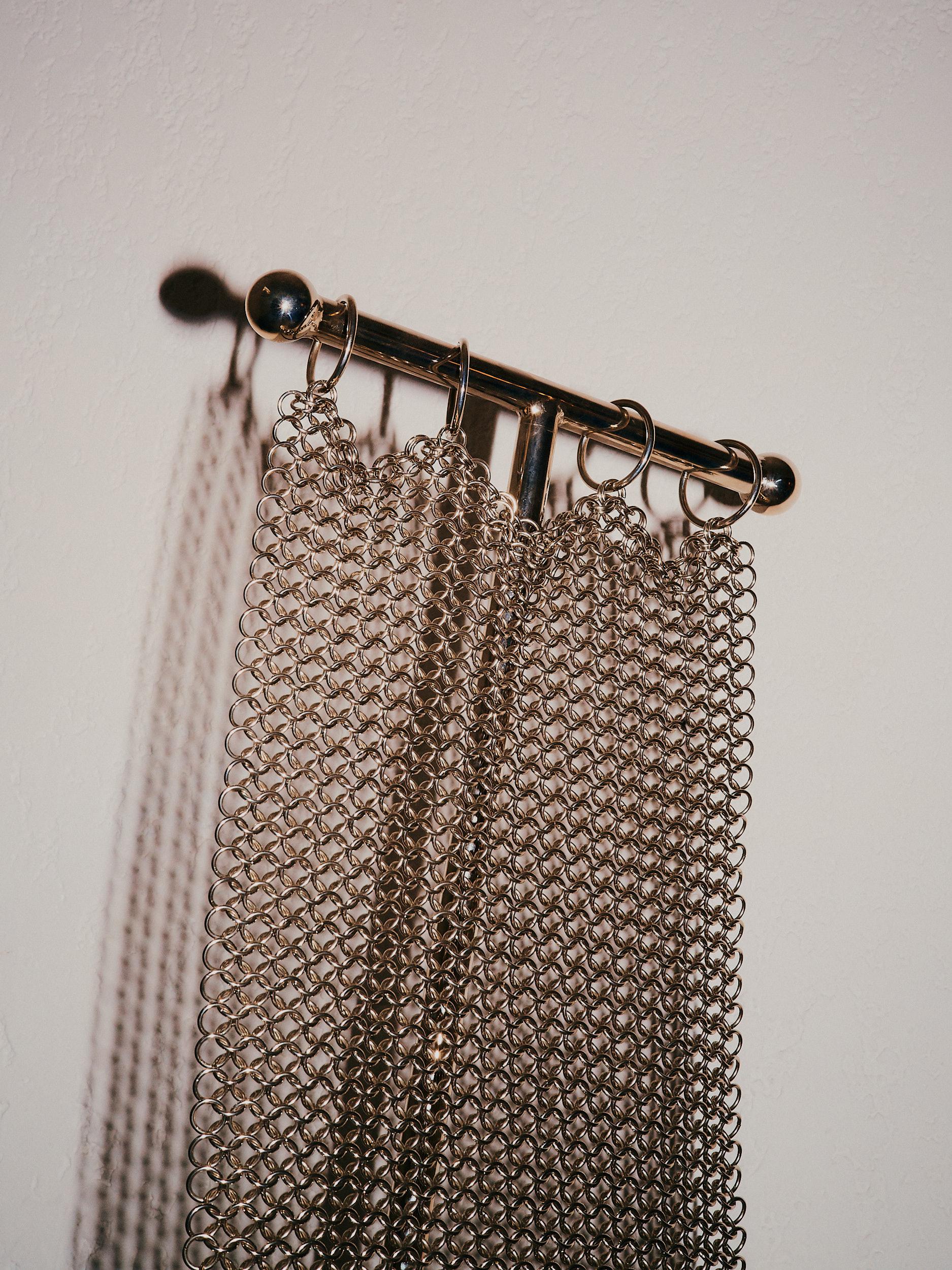 Sedia scultorea a cotta di maglia, finitura in acciaio nichelato, maglia a mano A Link in vendita 9