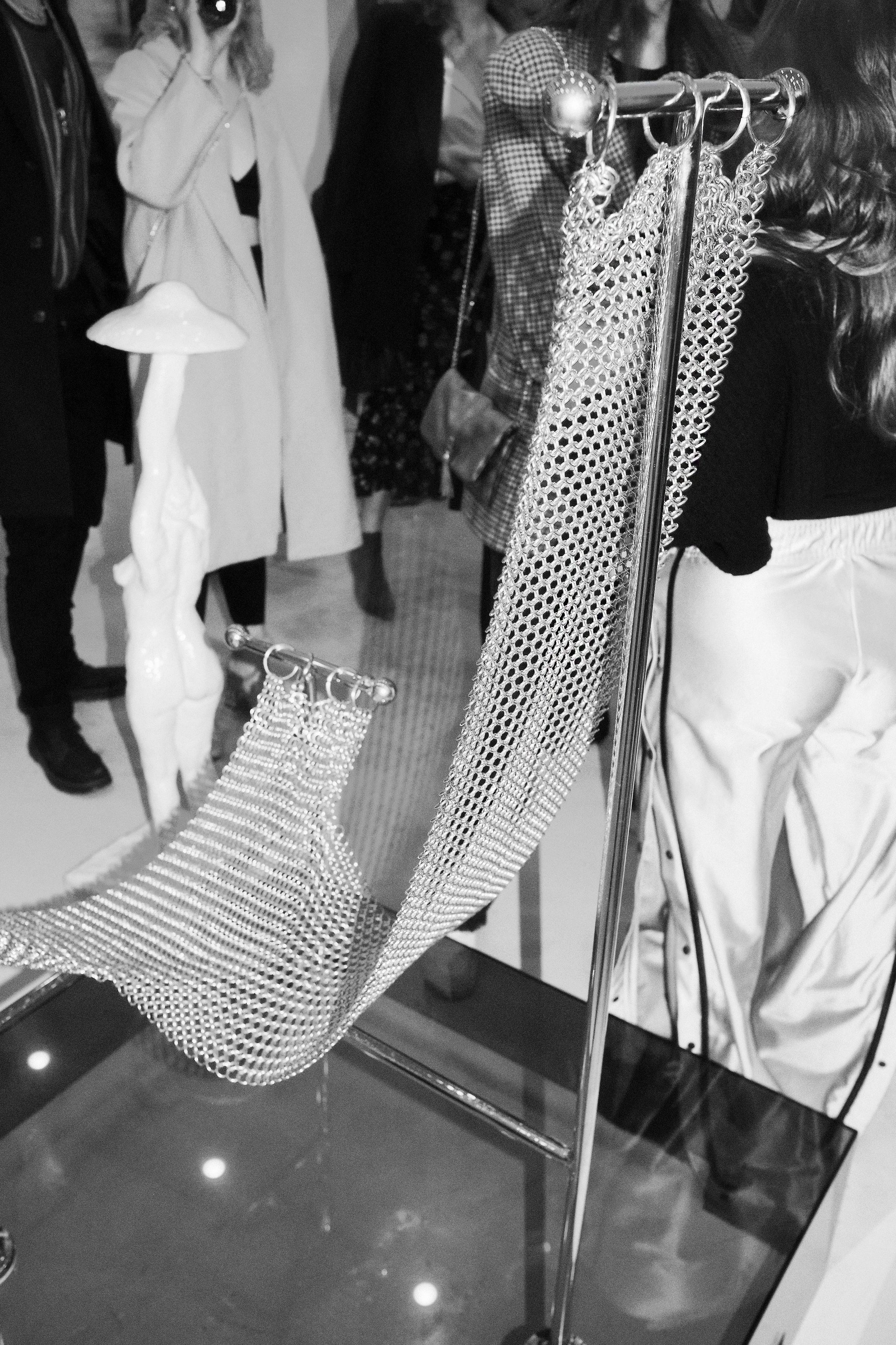 Postmoderno Sedia scultorea a cotta di maglia, finitura in acciaio nichelato, maglia a mano A Link in vendita