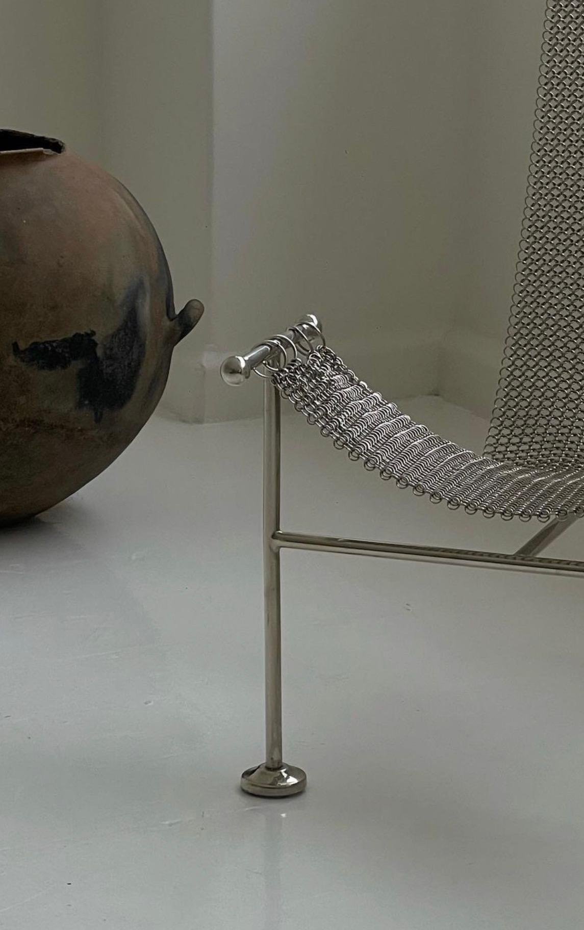 Saldato Sedia scultorea a cotta di maglia, finitura in acciaio nichelato, maglia a mano A Link in vendita