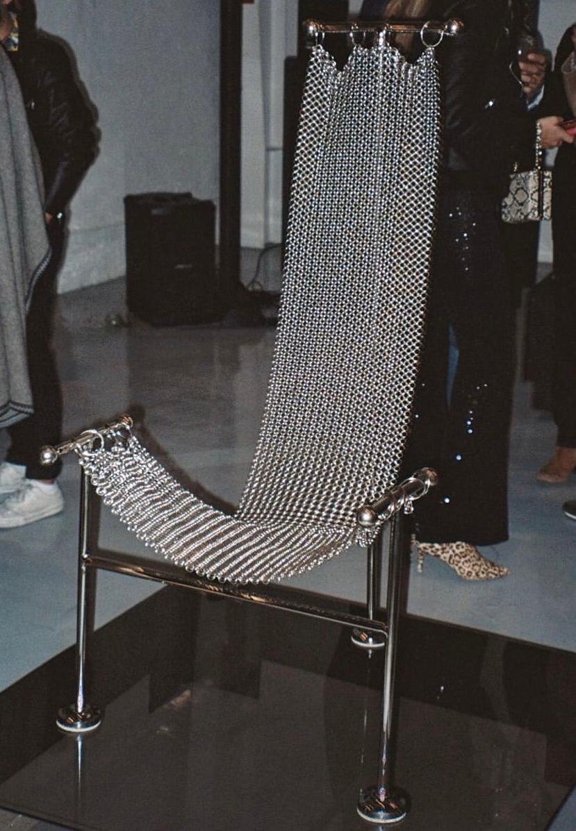 Chaise sculpturale en cotte de mailles, finition en acier nickelé, maille reliée à la main Neuf - En vente à Ciudad de México, CDMX
