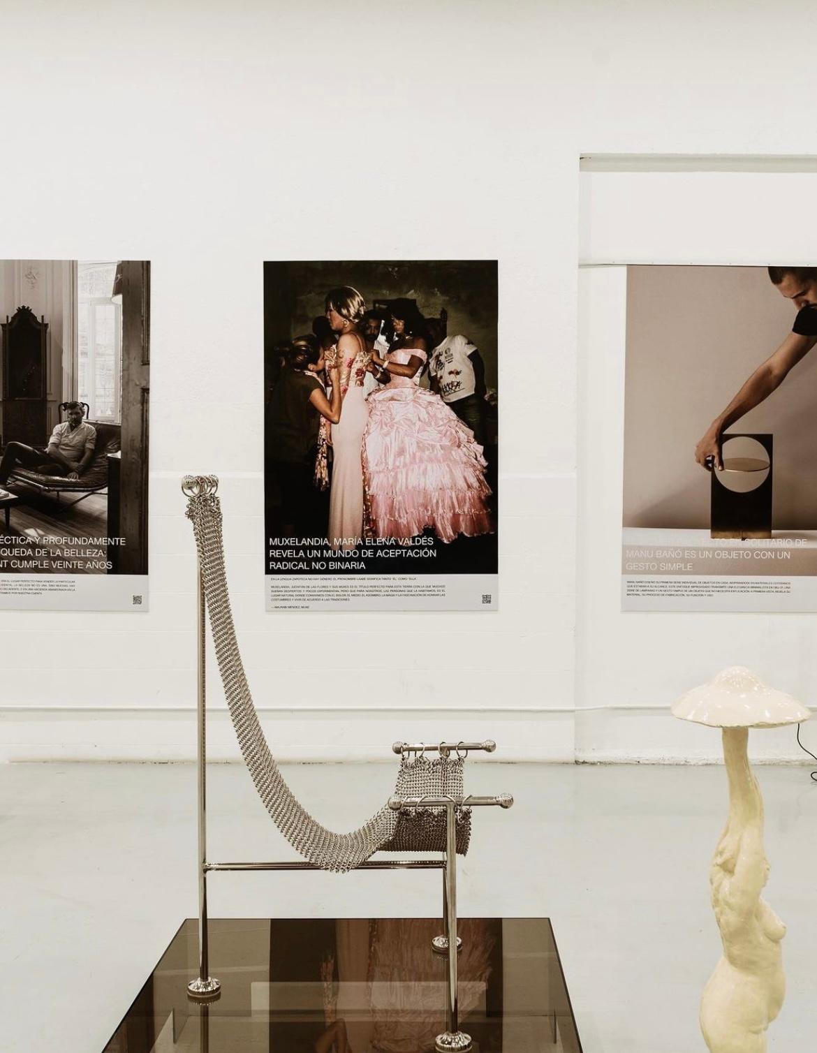 Acciaio Sedia scultorea a cotta di maglia, finitura in acciaio nichelato, maglia a mano A Link in vendita